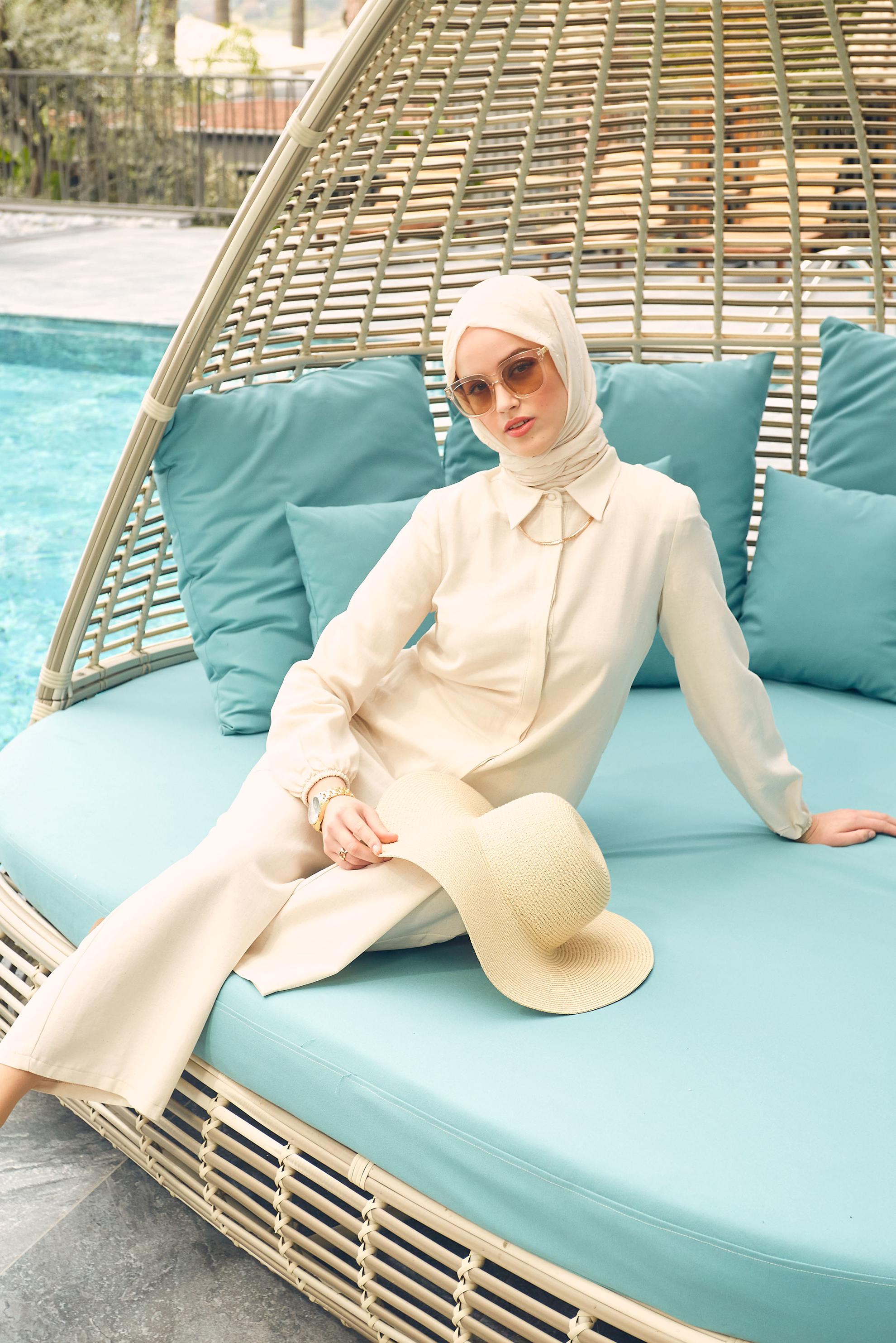 Tesettür giyim EKRU GÖMLEK YAKA KUŞAKLI İKİLİ PANTOLONLU TAKIM 43547