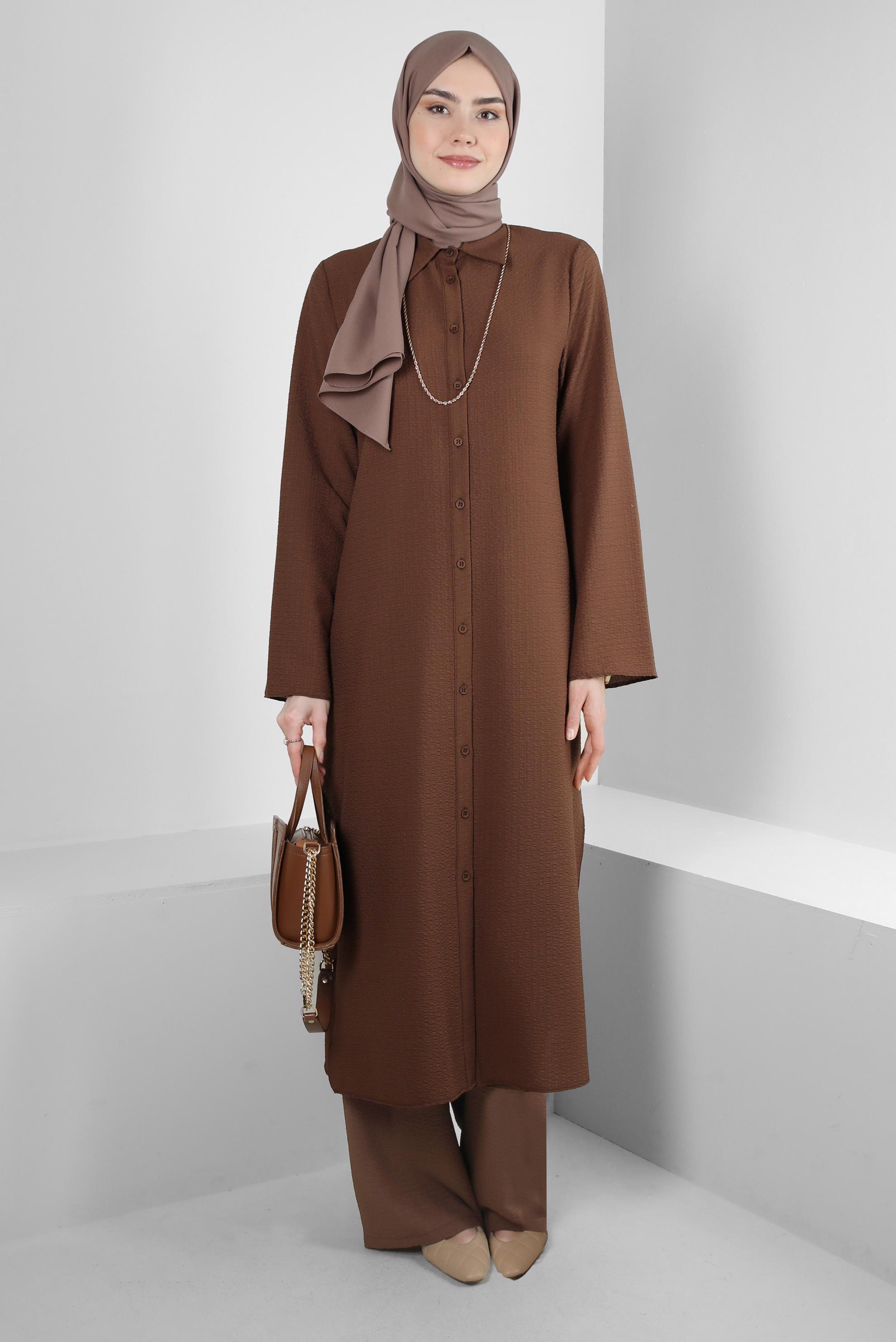 Tesettür giyim KAHVE YANI YIRTMAÇLI DÜĞMELİ İKİLİ PANTOLONLU TAKIM 43563