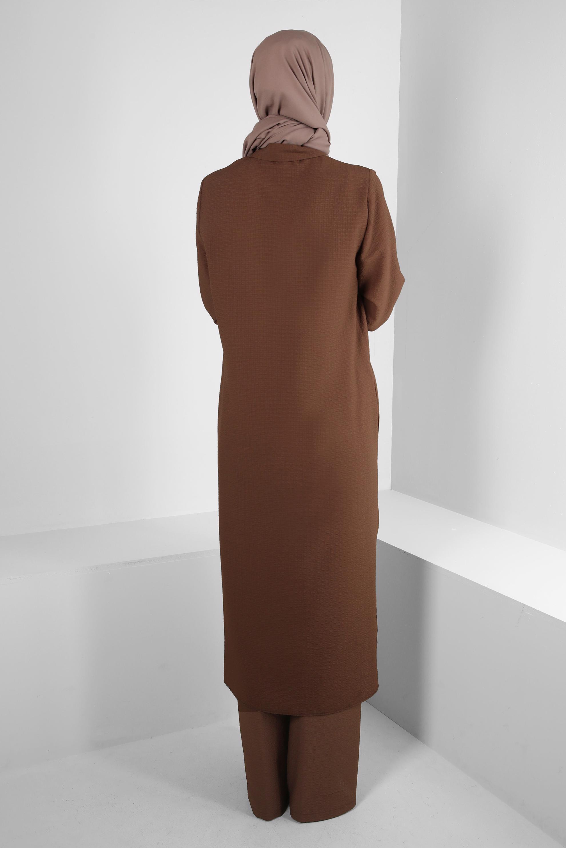 Tesettür giyim KAHVE YANI YIRTMAÇLI DÜĞMELİ İKİLİ PANTOLONLU TAKIM 43563