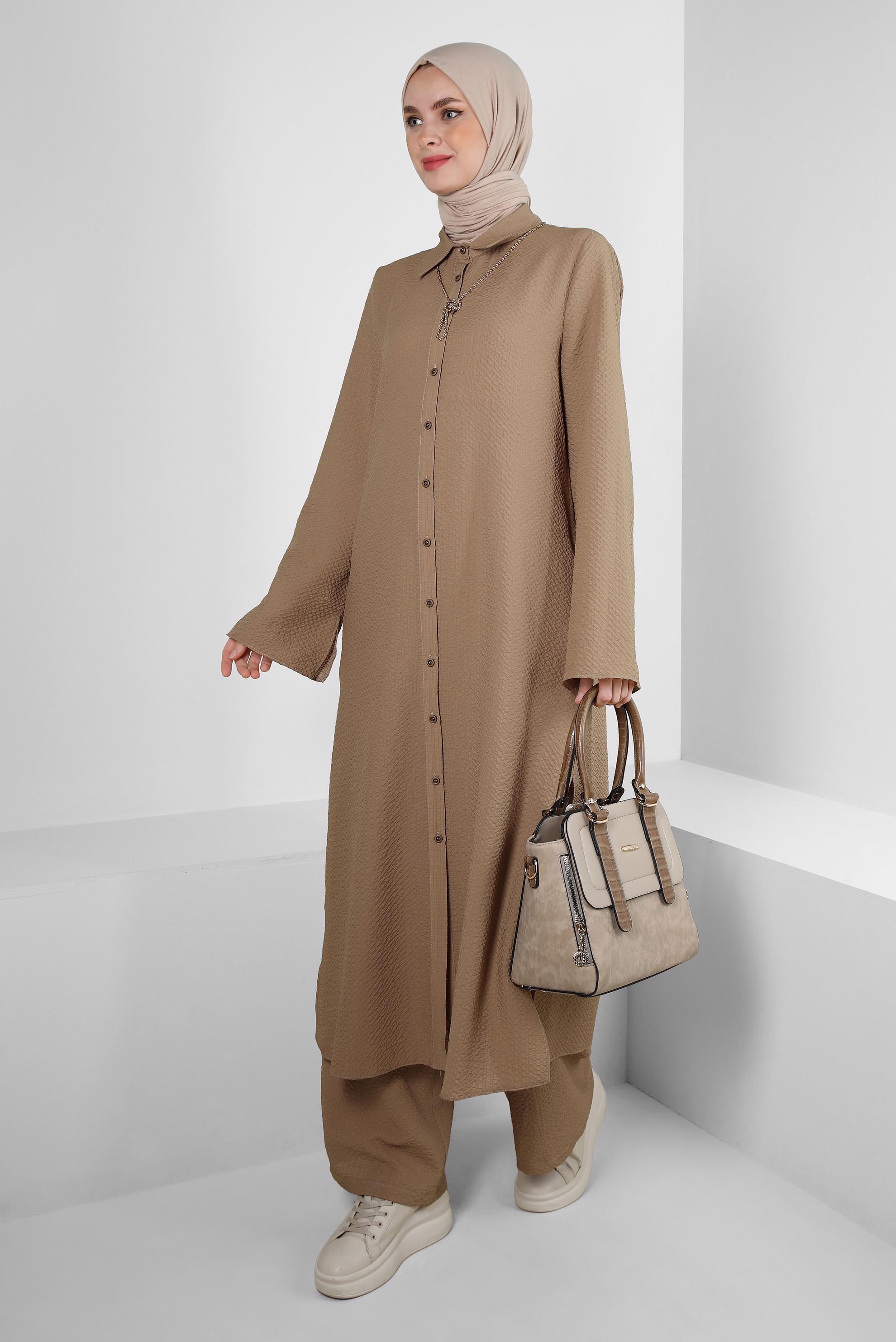 Tesettür giyim KUM YANI YIRTMAÇLI DÜĞMELİ İKİLİ PANTOLONLU TAKIM 43563