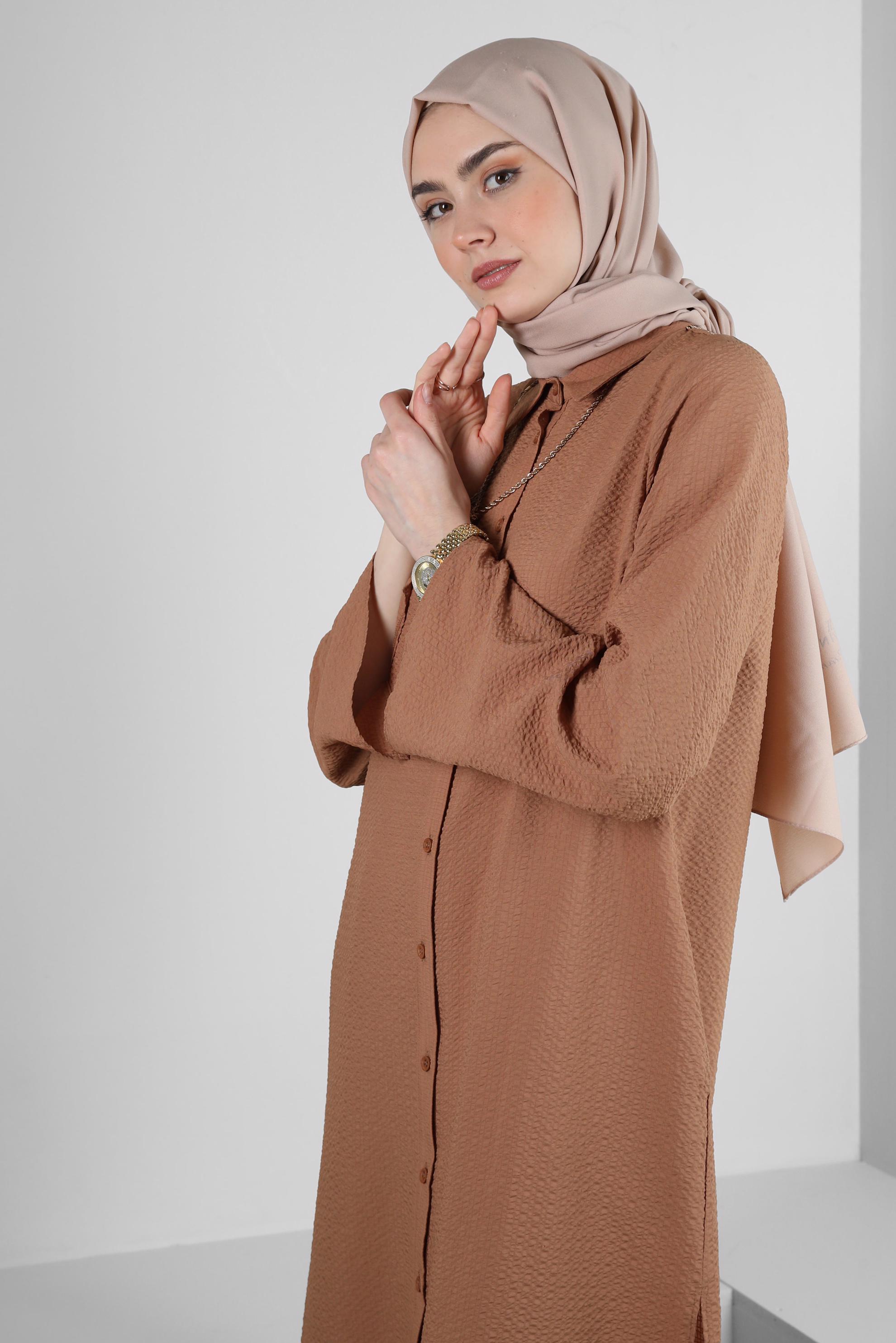 Tesettür giyim KAHVE YANI YIRTMAÇLI DÜĞMELİ İKİLİ PANTOLONLU TAKIM 43563