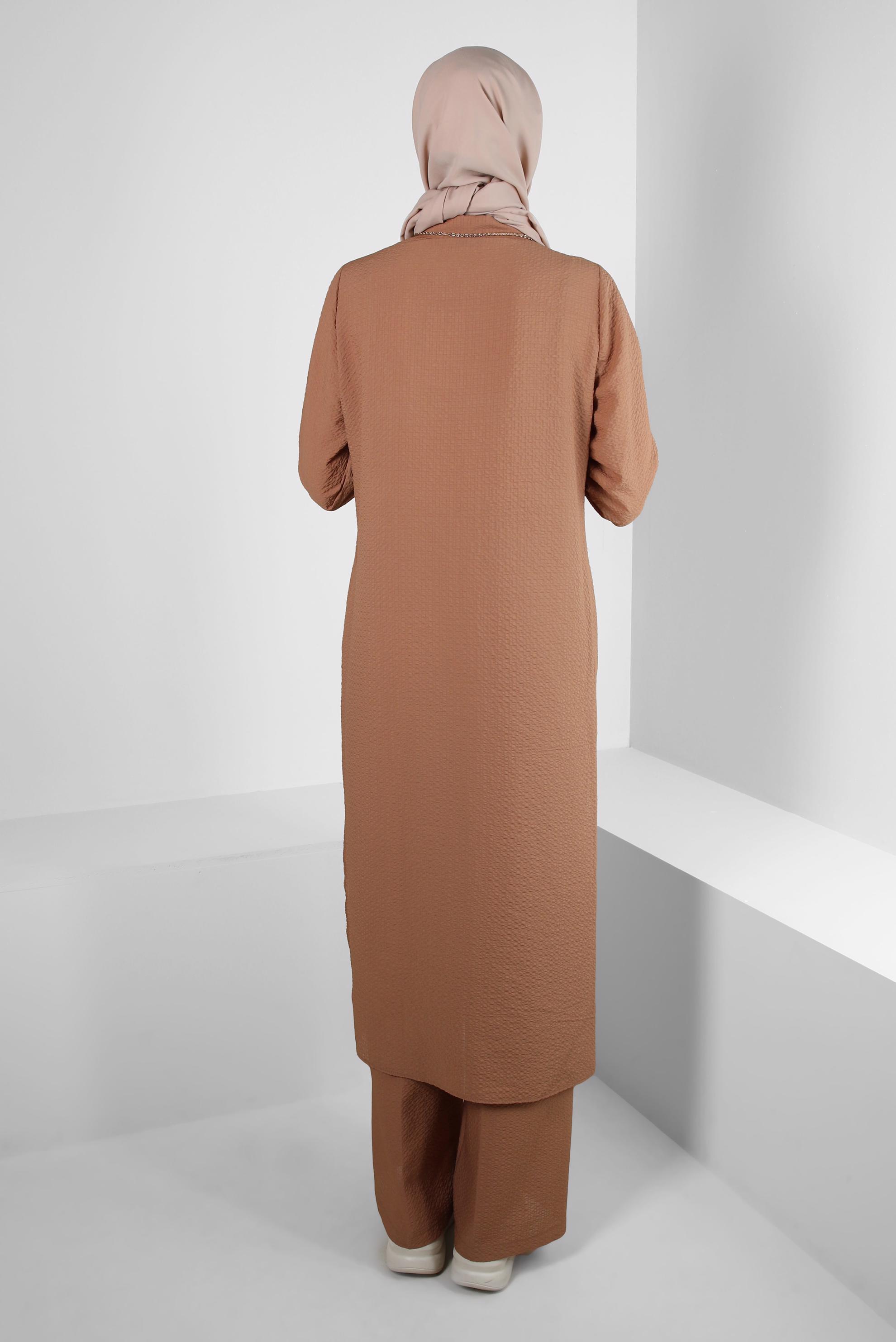 Tesettür giyim KAHVE YANI YIRTMAÇLI DÜĞMELİ İKİLİ PANTOLONLU TAKIM 43563