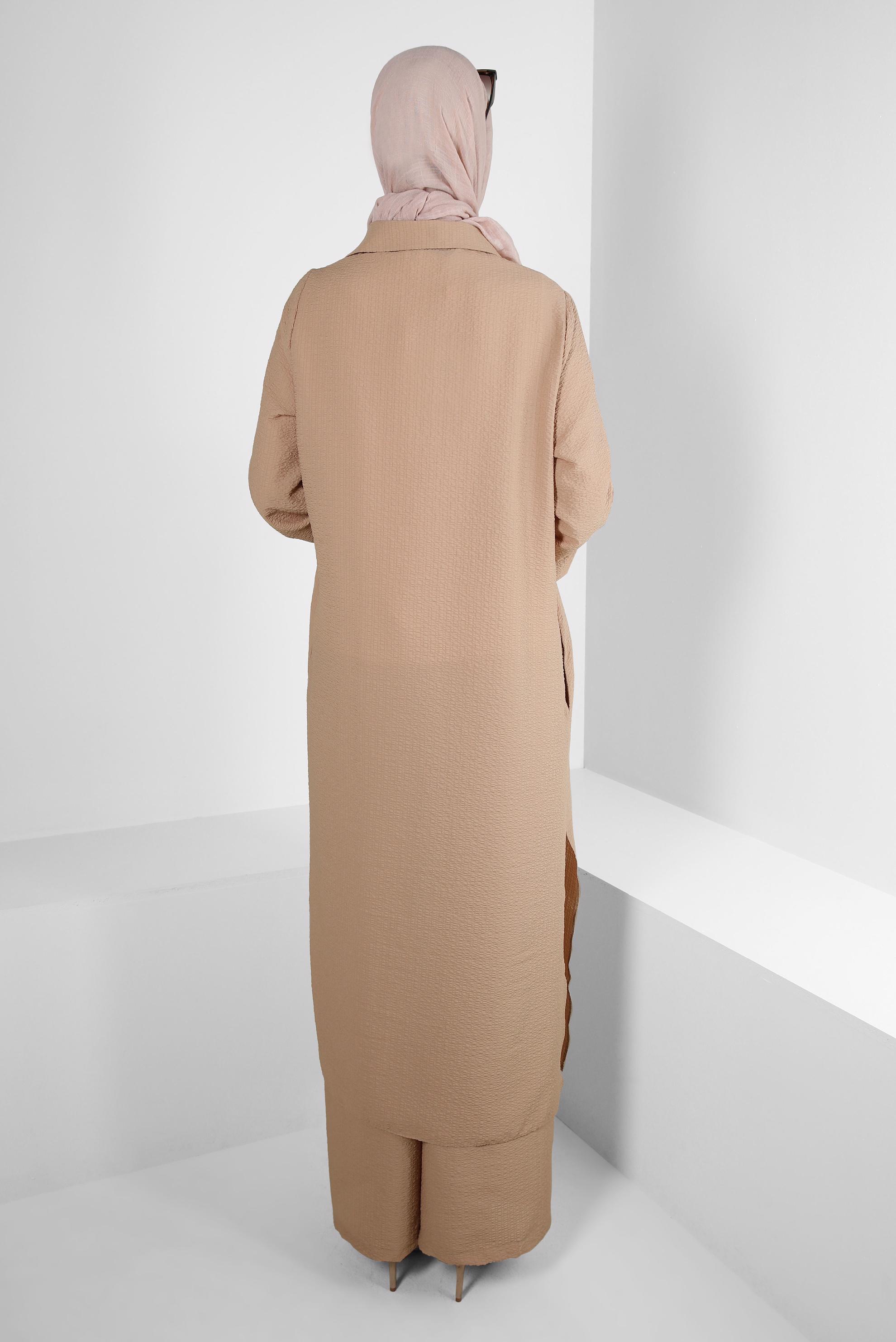 Tesettür giyim KAHVE YANI YIRTMAÇLI DÜĞMELİ İKİLİ PANTOLONLU TAKIM 43563