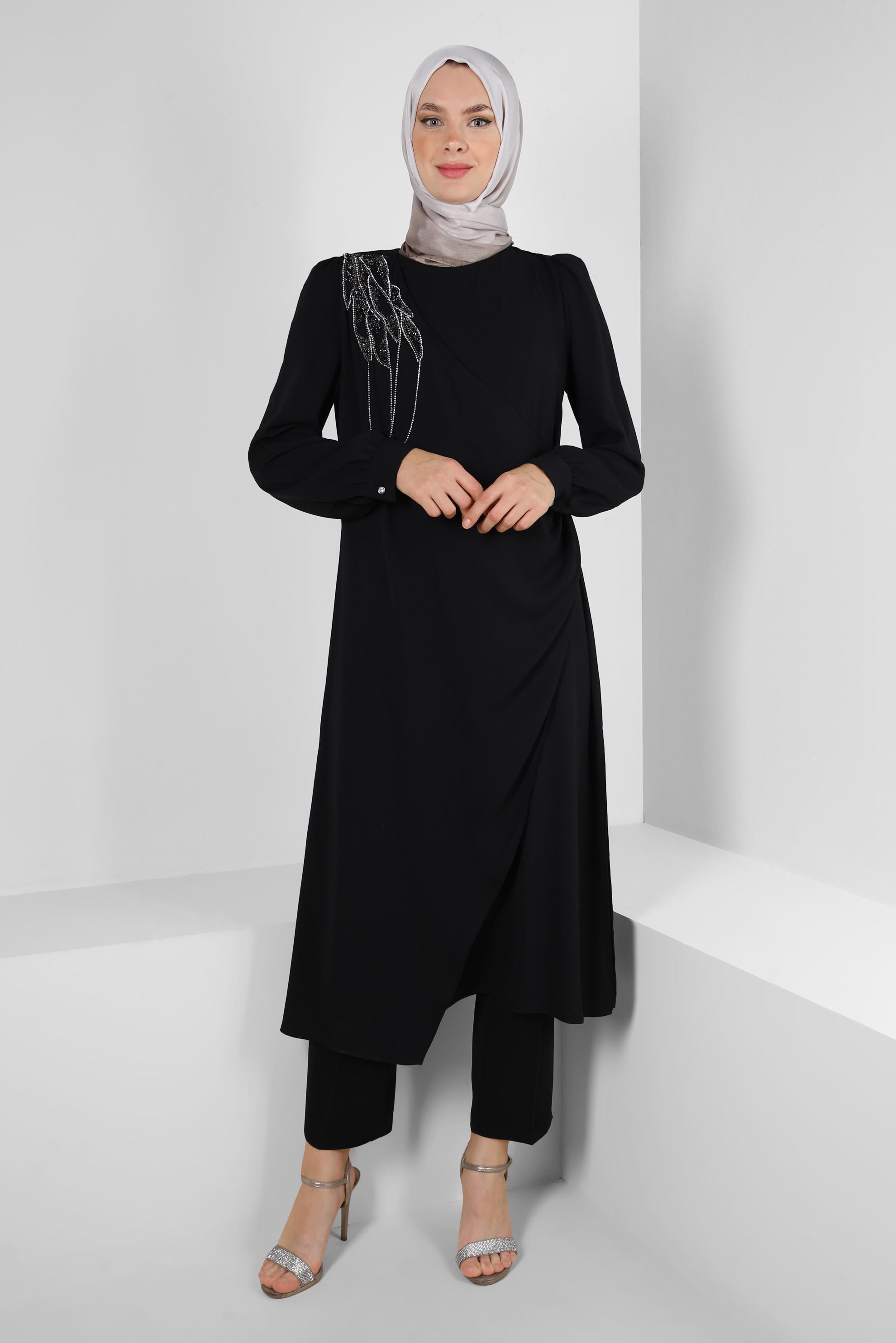 Tesettür giyim SİYAH TAŞ BASKILI BİSİKLET YAKA PANTOLONLU TAKIM 43578