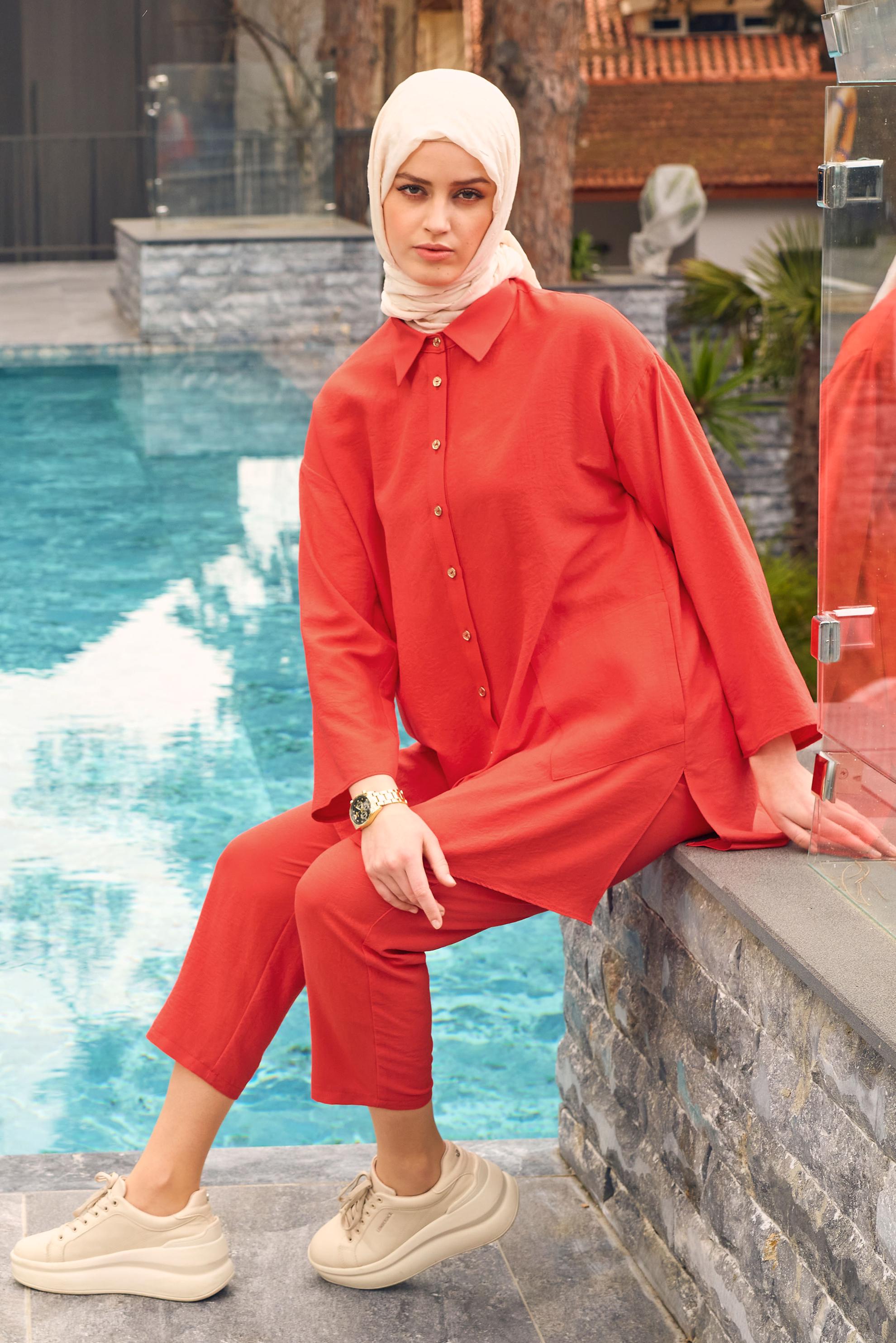 Tesettür giyim KIRMIZI GÖMLEK YAKA DÜĞMELİ İKİLİ PANTOLONLU TAKIM 43597