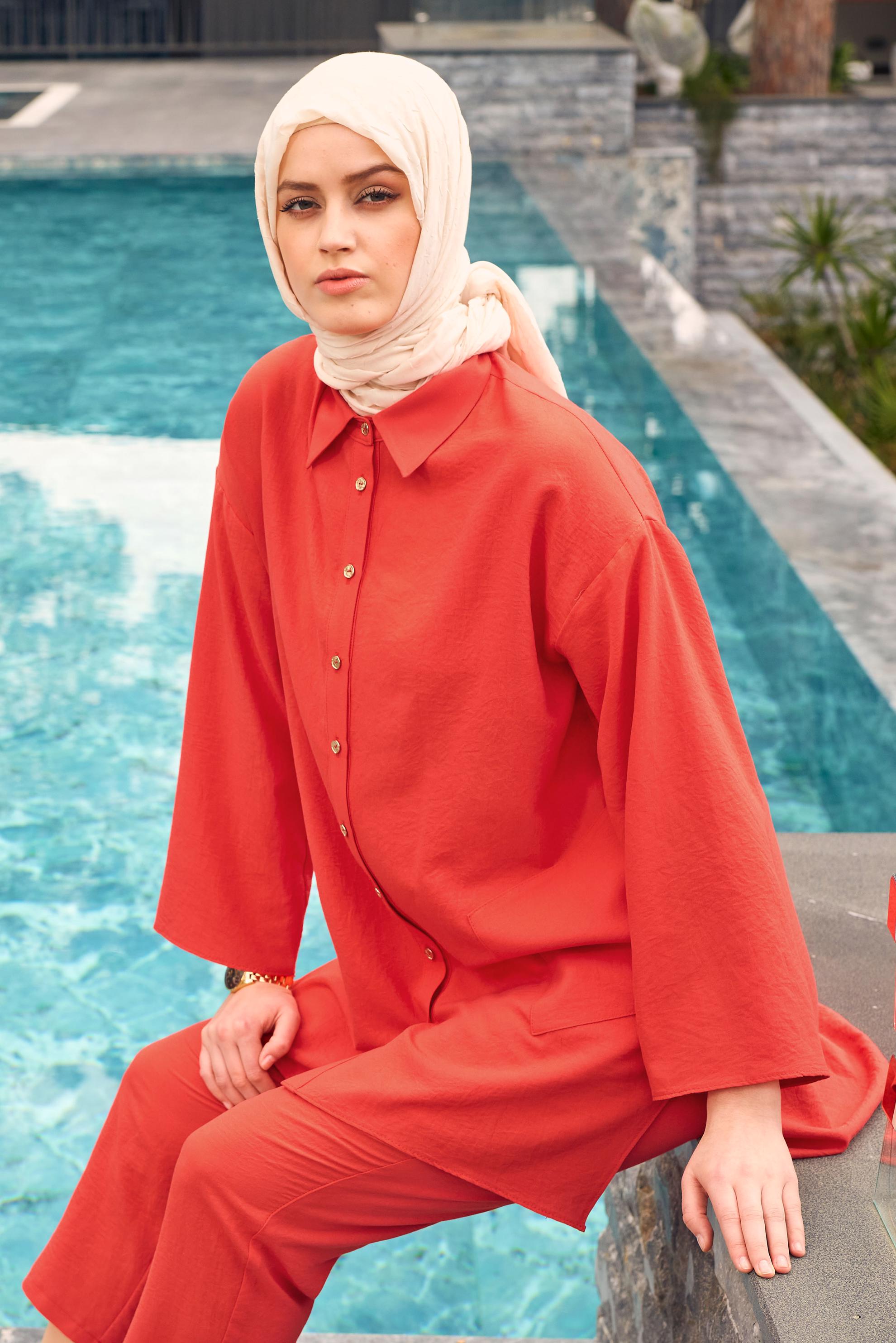 Tesettür giyim KIRMIZI GÖMLEK YAKA DÜĞMELİ İKİLİ PANTOLONLU TAKIM 43597