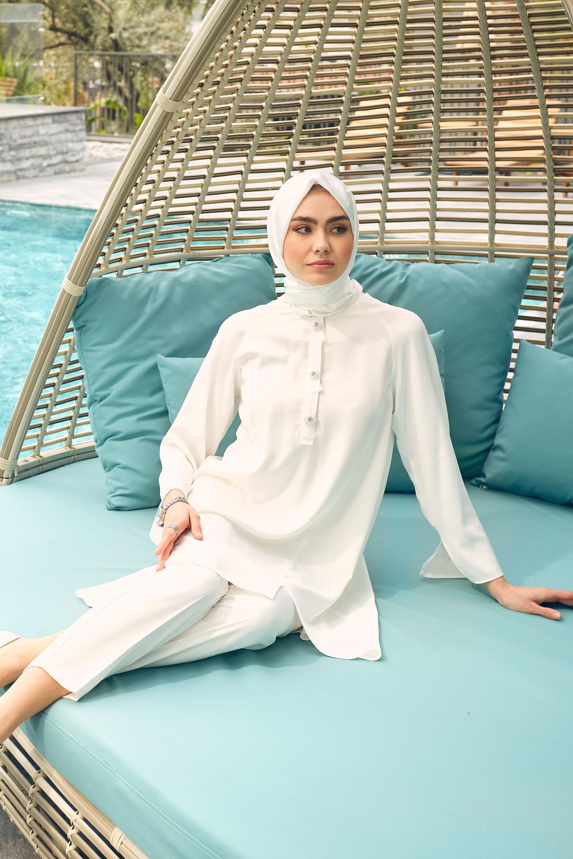 Tesettür giyim BEYAZ ASİMETRİK KESİM SATEN İKİLİ PANTOLONLU TAKIM 43613