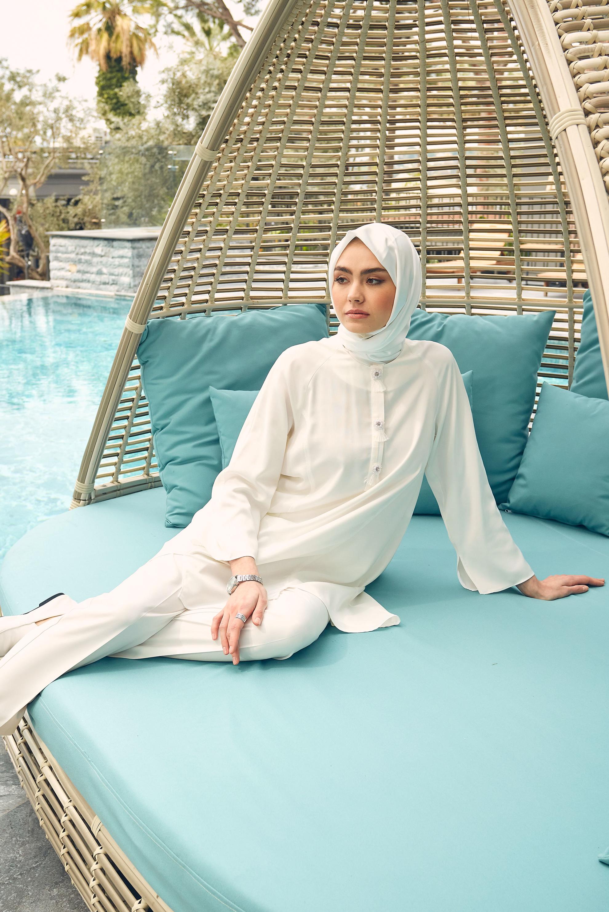 Tesettür giyim BEYAZ ASİMETRİK KESİM SATEN İKİLİ PANTOLONLU TAKIM 43613