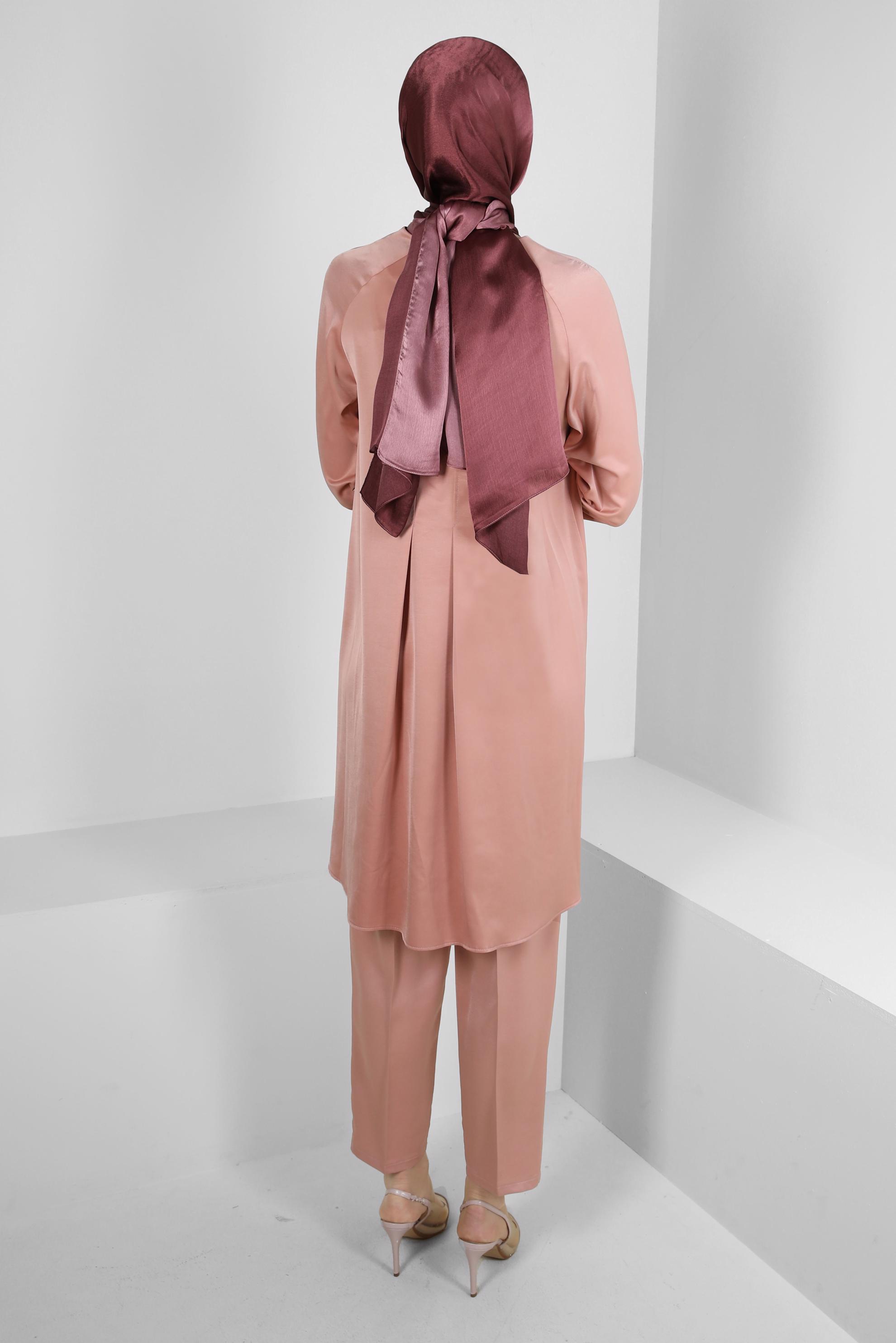 Tesettür giyim PUDRA ASİMETRİK KESİM SATEN İKİLİ PANTOLONLU TAKIM 43613