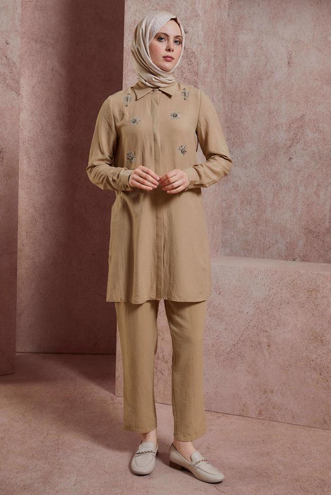 Tesettür giyim KAHVE TAŞ BASKILI PANTOLONLU TAKIM 43935 - ALVİNA