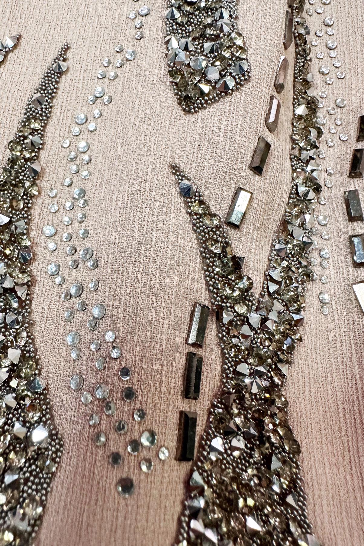 Vêtements hijab BEIGE TUNIQUE BOUTONNÉE INVISIBLE AVEC GEM BRODÉ 20386