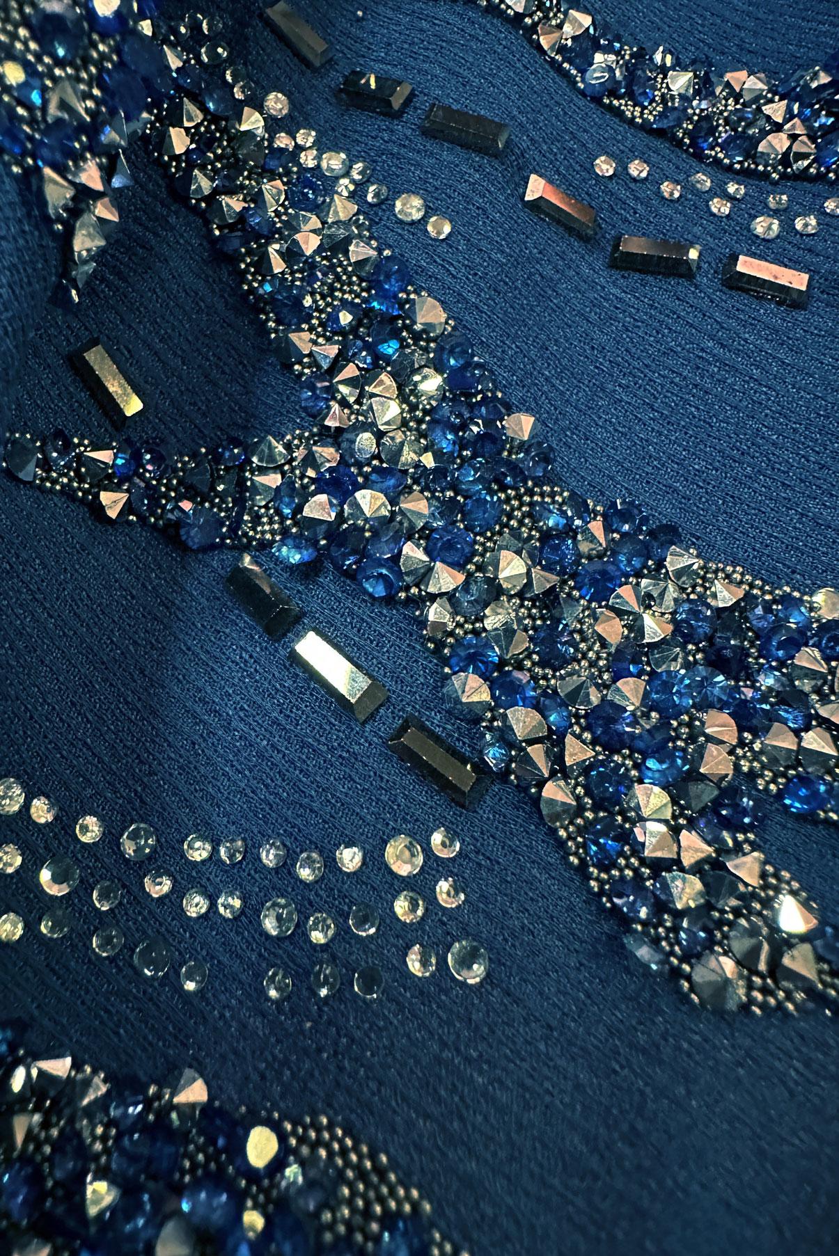 Vêtements hijab BLEU MARINE TUNIQUE BOUTONNÉE INVISIBLE AVEC GEM BRODÉ 20386