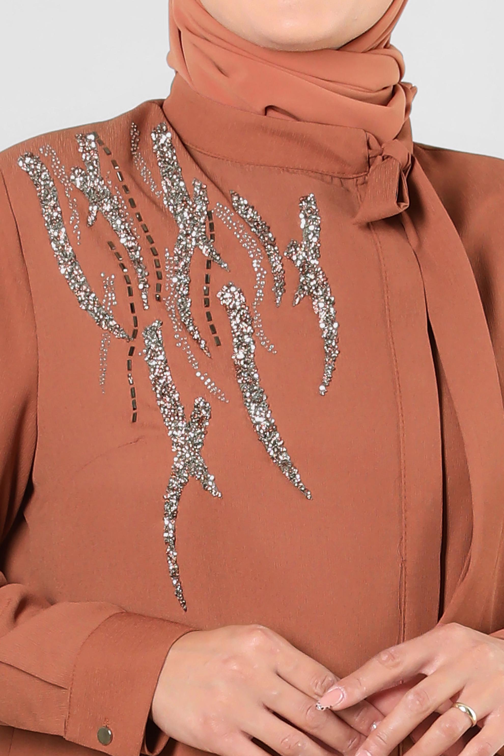 Vêtements hijab BRUN TUNIQUE BOUTONNÉE INVISIBLE AVEC GEM BRODÉ 20386