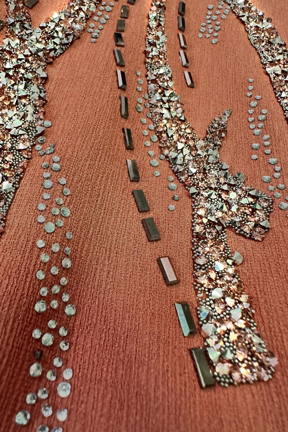 Vêtements hijab BRUN TUNIQUE BOUTONNÉE INVISIBLE AVEC GEM BRODÉ 20386