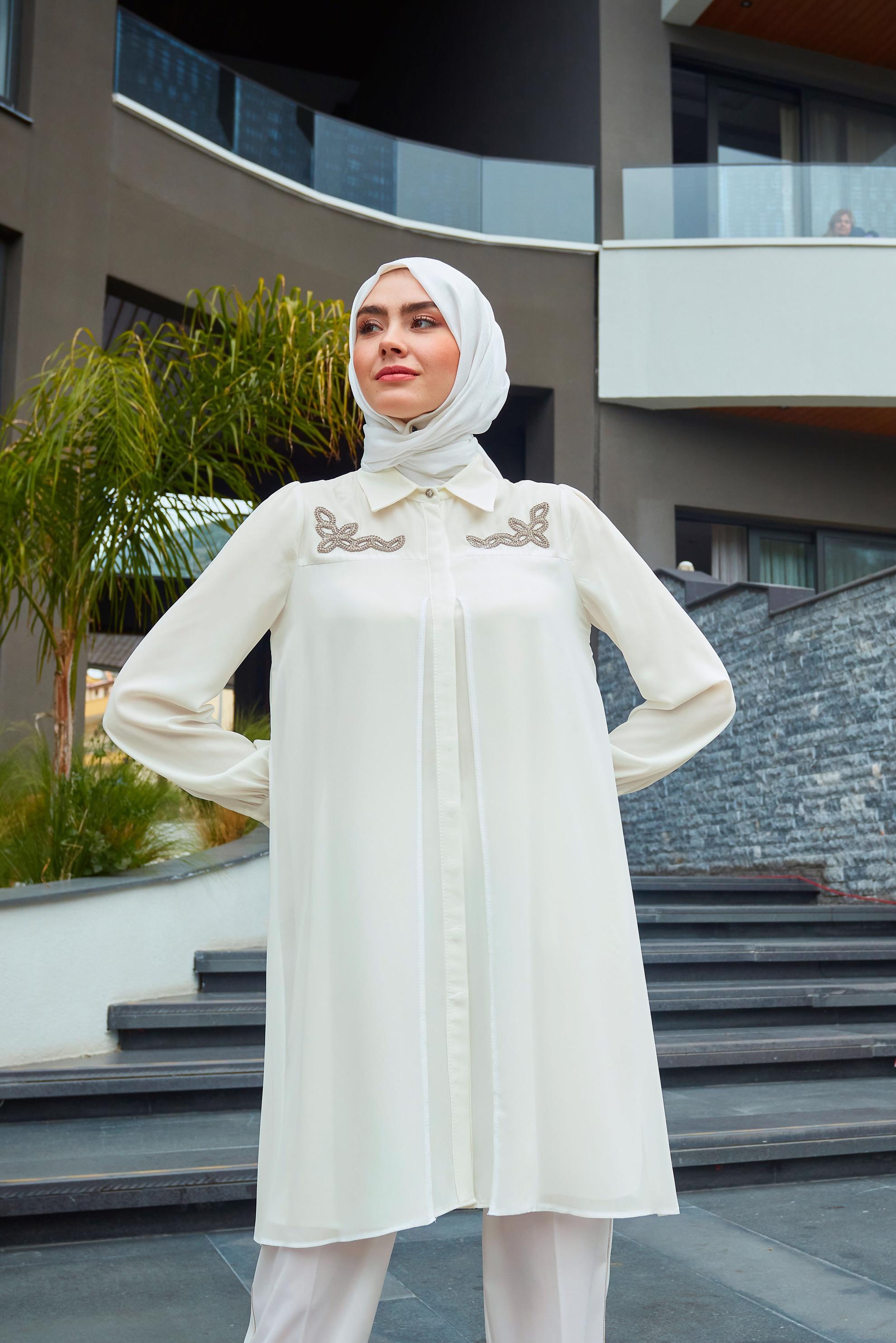 Tesettür giyim BEYAZ İŞLEME DETAYLI GİZLİ DÜĞMELİ TUNİK 43500