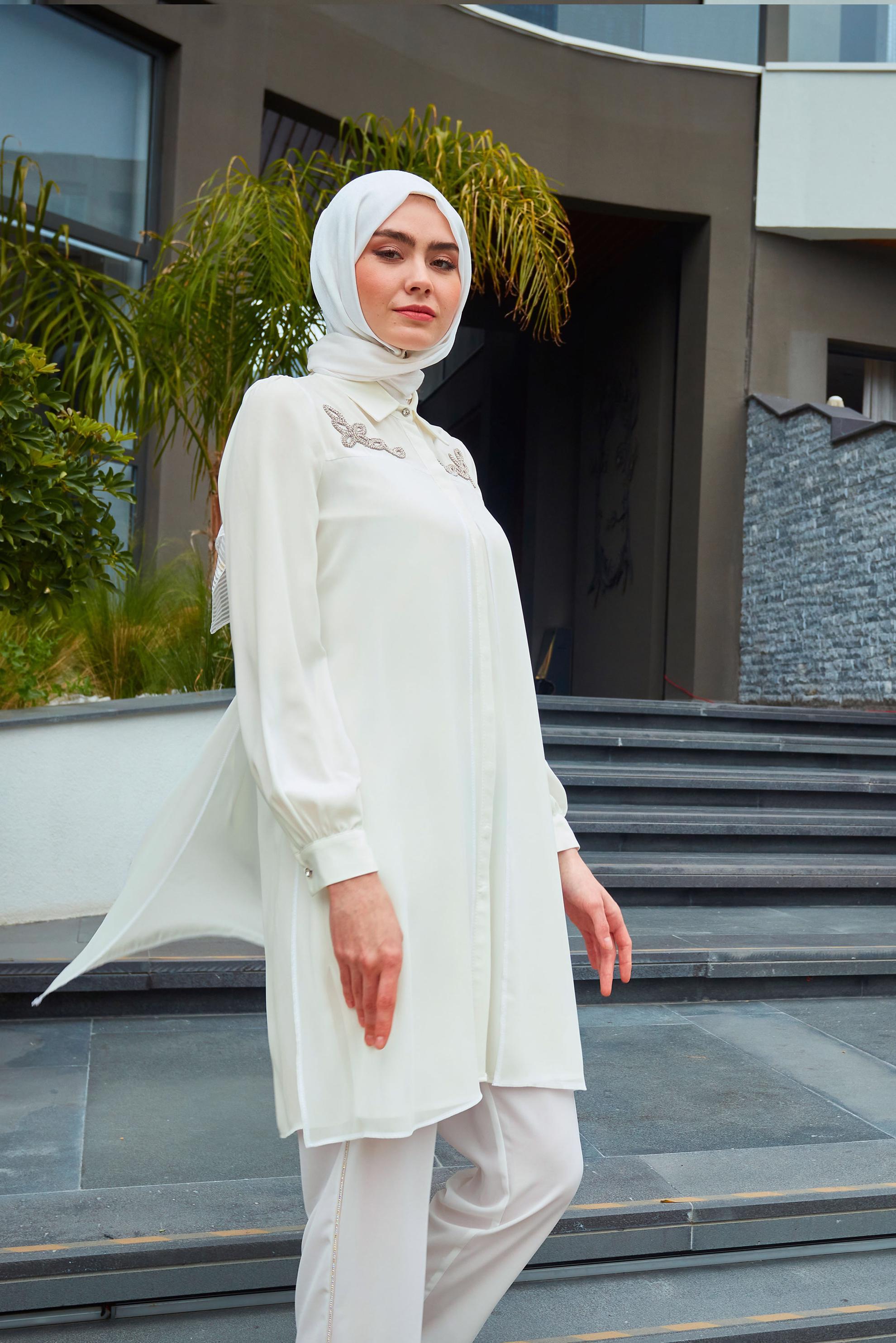 Tesettür giyim BEYAZ İŞLEME DETAYLI GİZLİ DÜĞMELİ TUNİK 43500