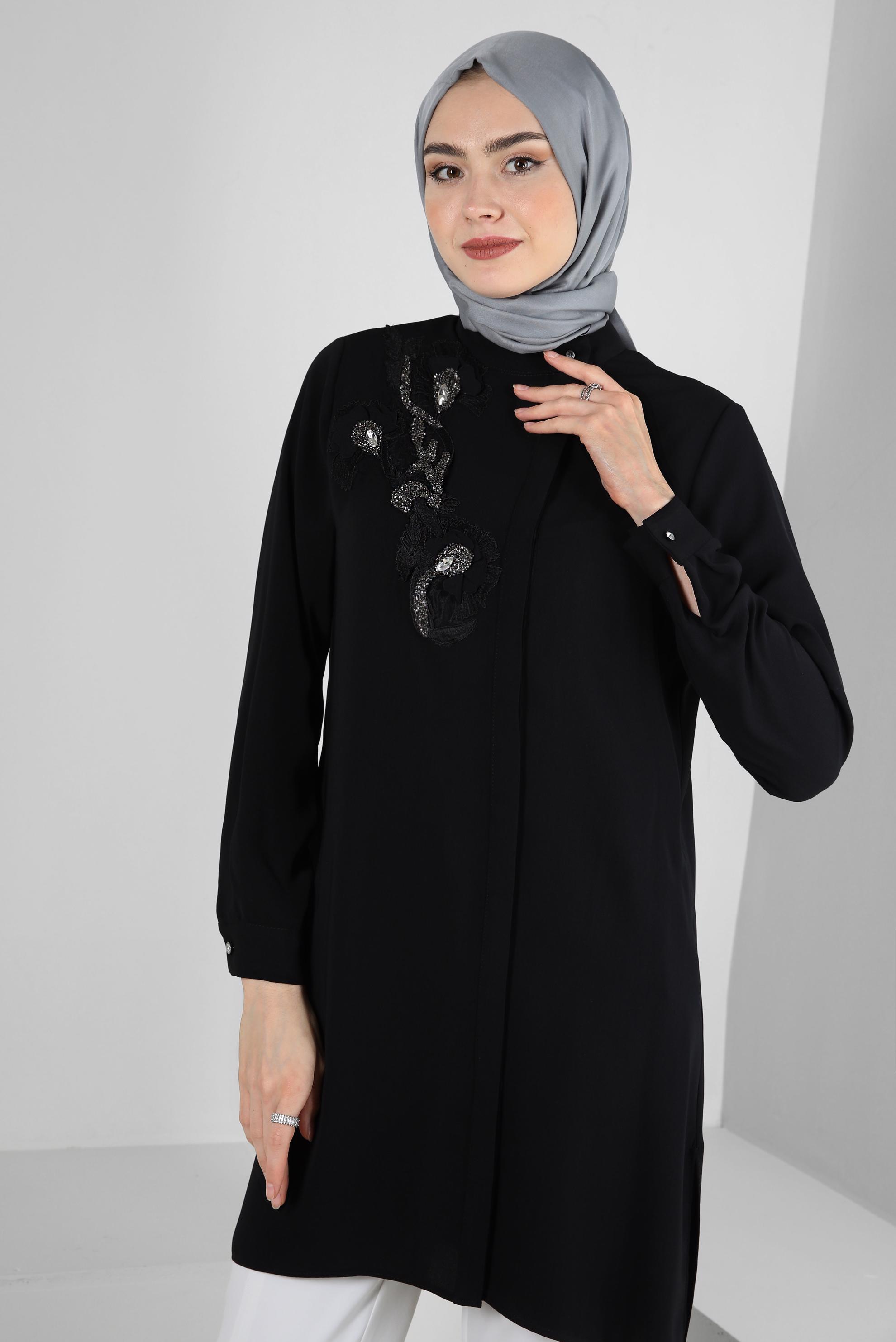 Tesettür giyim SİYAH TAŞ İŞLEMELİ MANŞETLERİ DÜĞMELİ TUNİK 43501