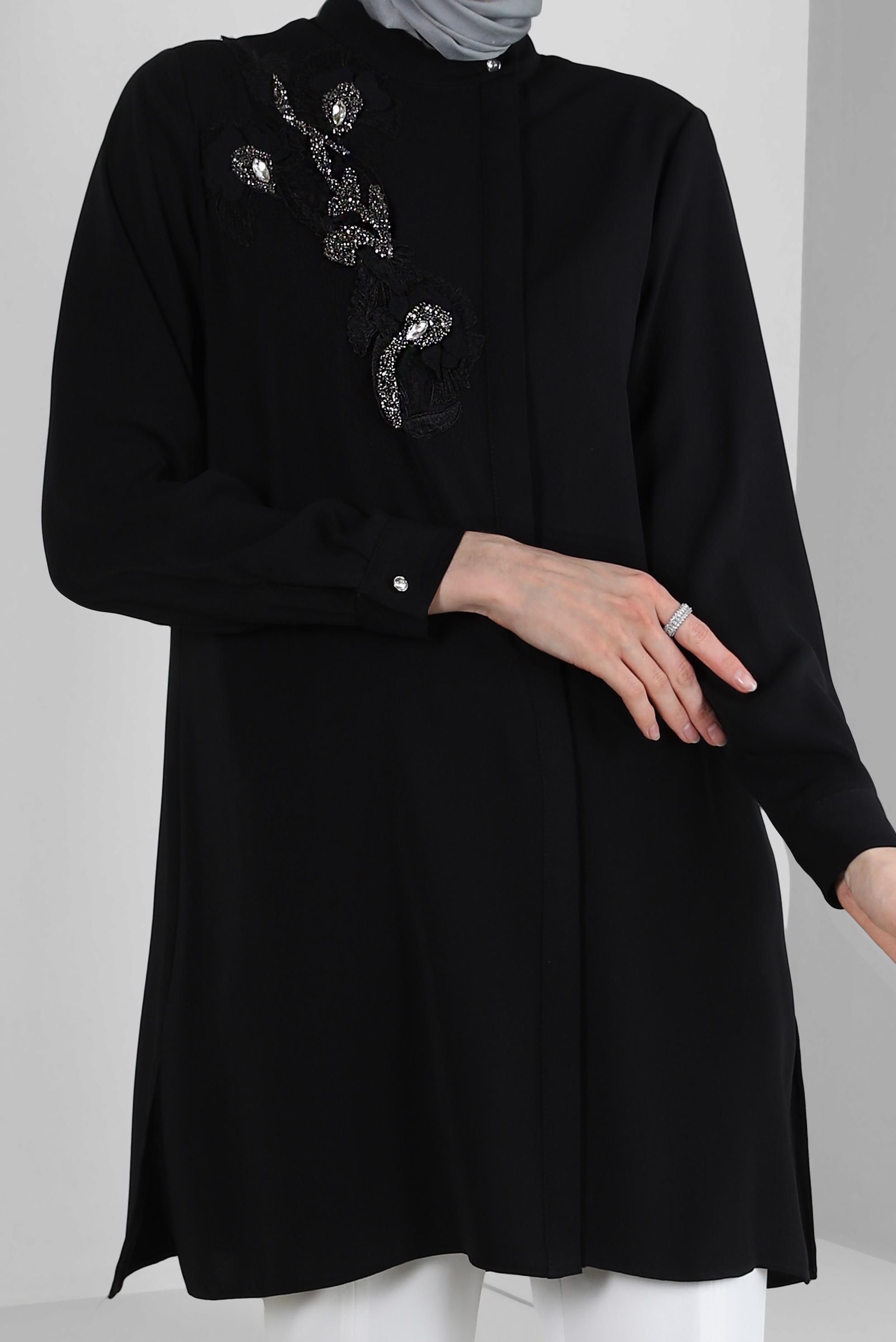 Tesettür giyim SİYAH TAŞ İŞLEMELİ MANŞETLERİ DÜĞMELİ TUNİK 43501