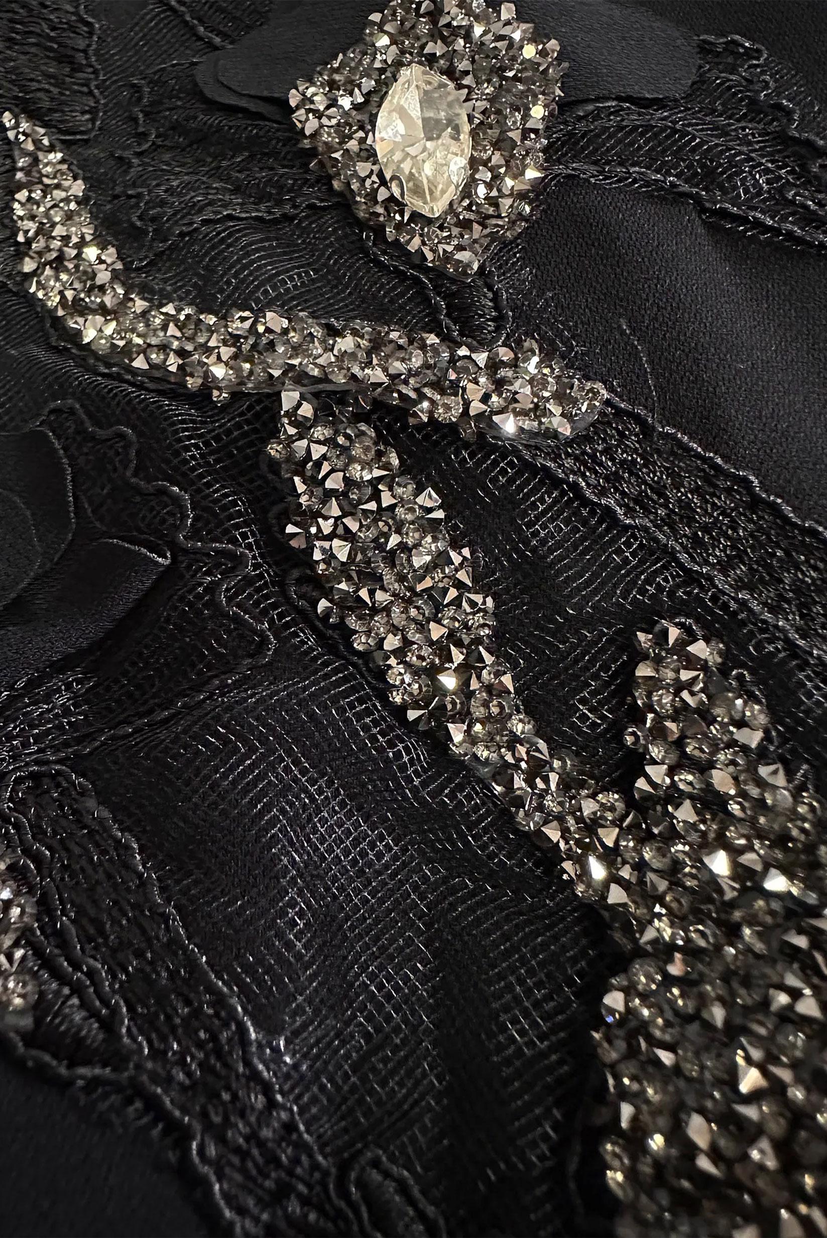 Tesettür giyim SİYAH TAŞ İŞLEMELİ MANŞETLERİ DÜĞMELİ TUNİK 43501