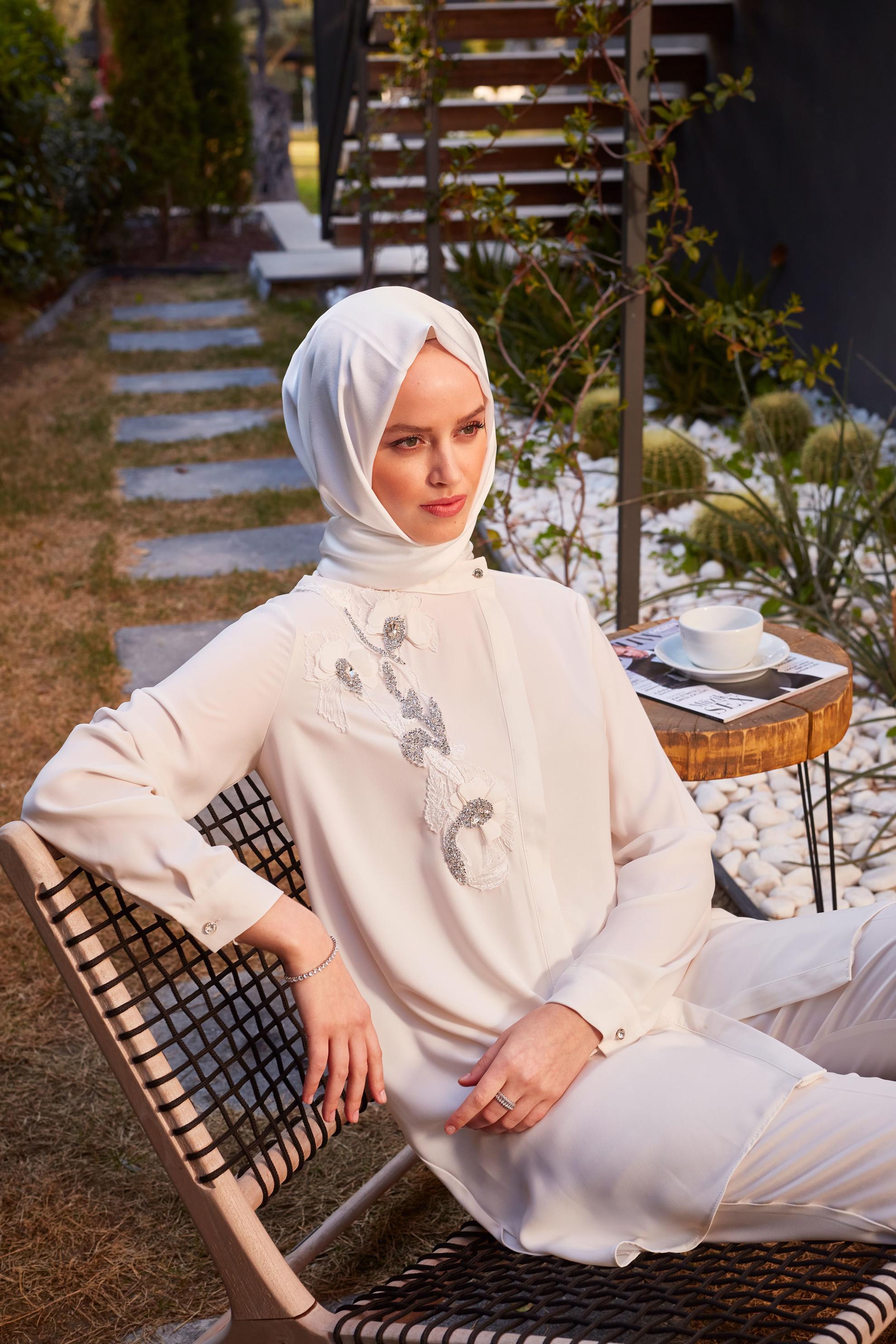 Tesettür giyim BEYAZ TAŞ İŞLEMELİ MANŞETLERİ DÜĞMELİ TUNİK 43501