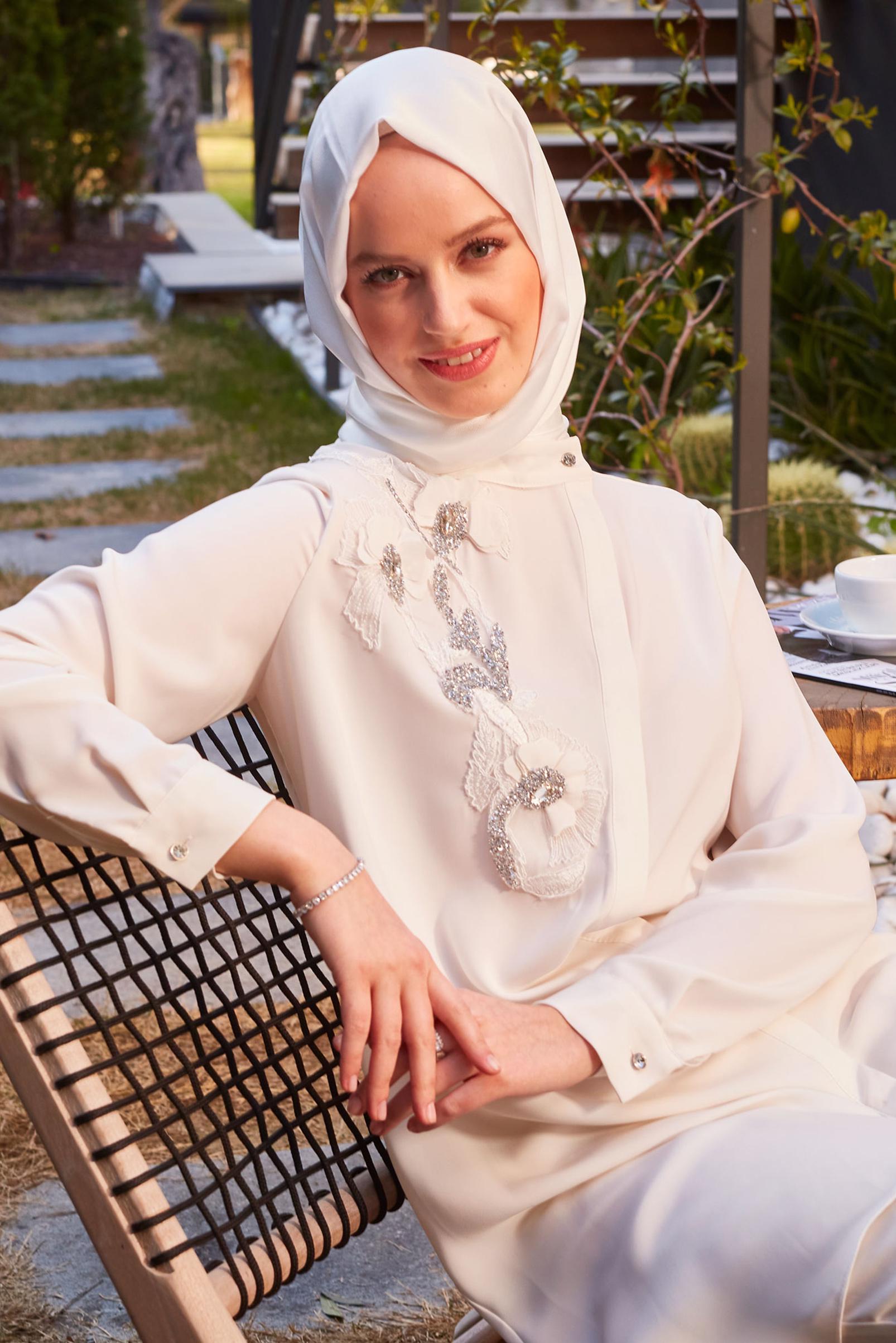 Tesettür giyim BEYAZ TAŞ İŞLEMELİ MANŞETLERİ DÜĞMELİ TUNİK 43501