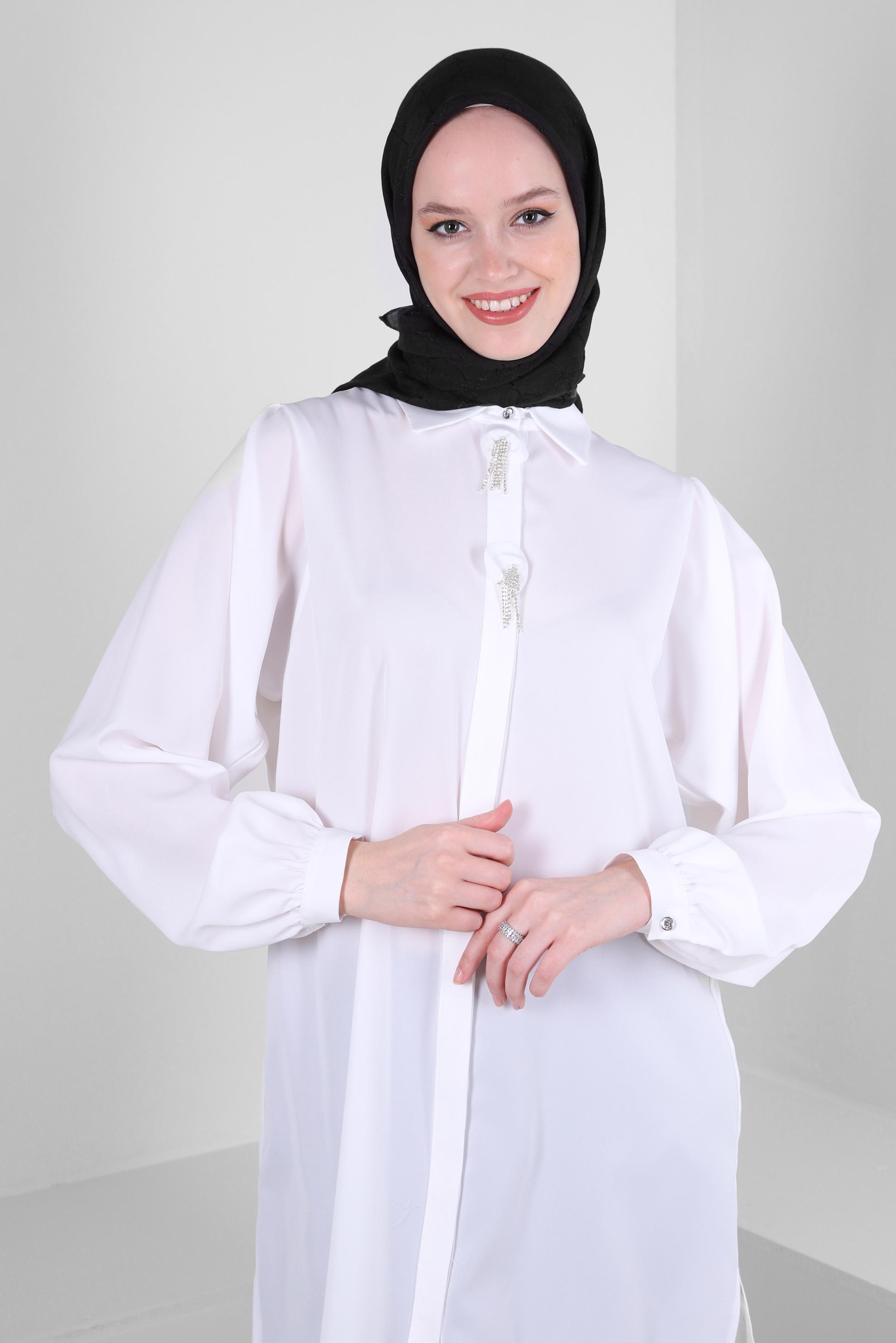 Tesettür giyim BEYAZ TAŞ PÜSKÜL DETAYLI GİZLİ DÜĞMELİ TUNİK 43502