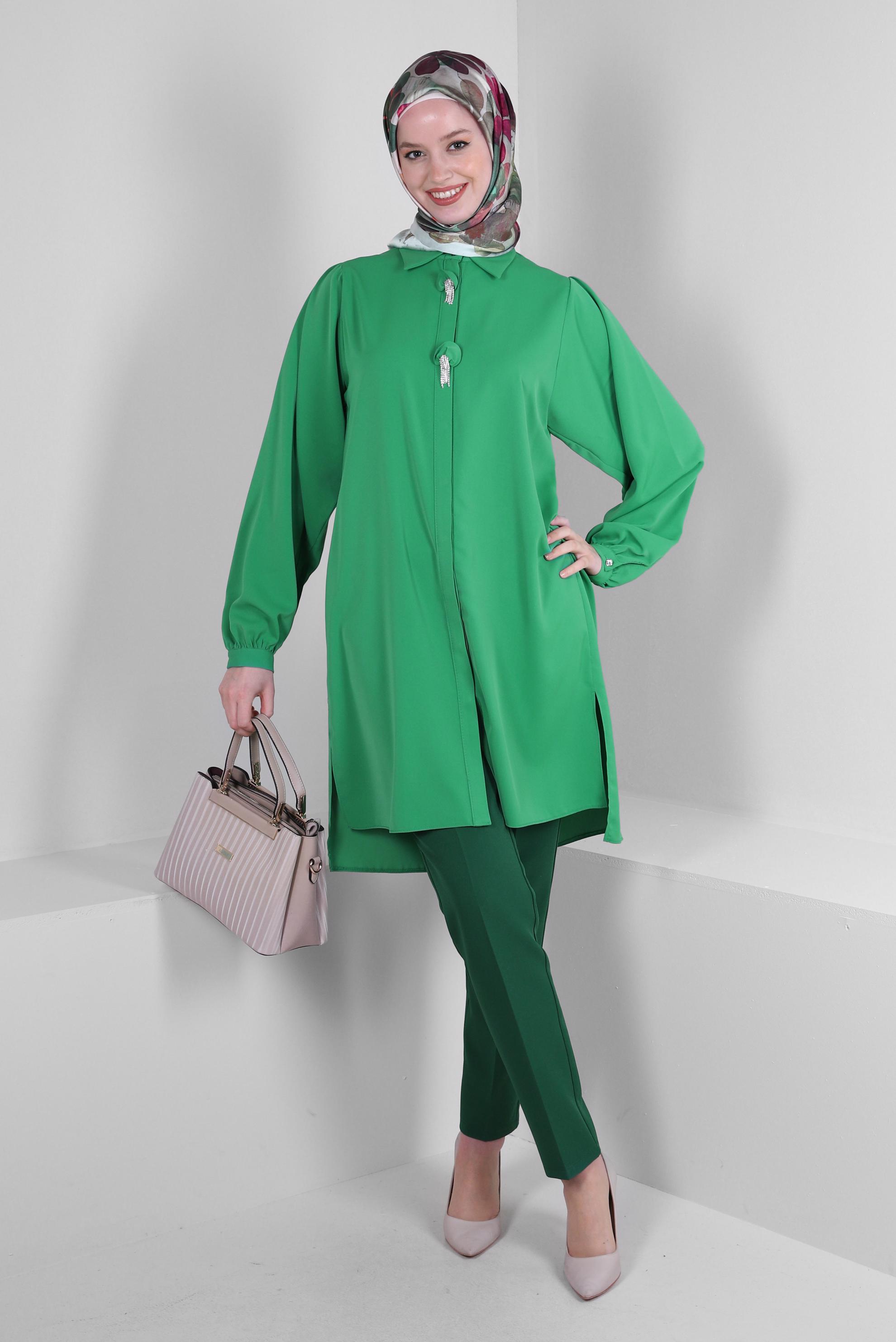 Tesettür giyim YEŞİL TAŞ PÜSKÜL DETAYLI GİZLİ DÜĞMELİ TUNİK 43502