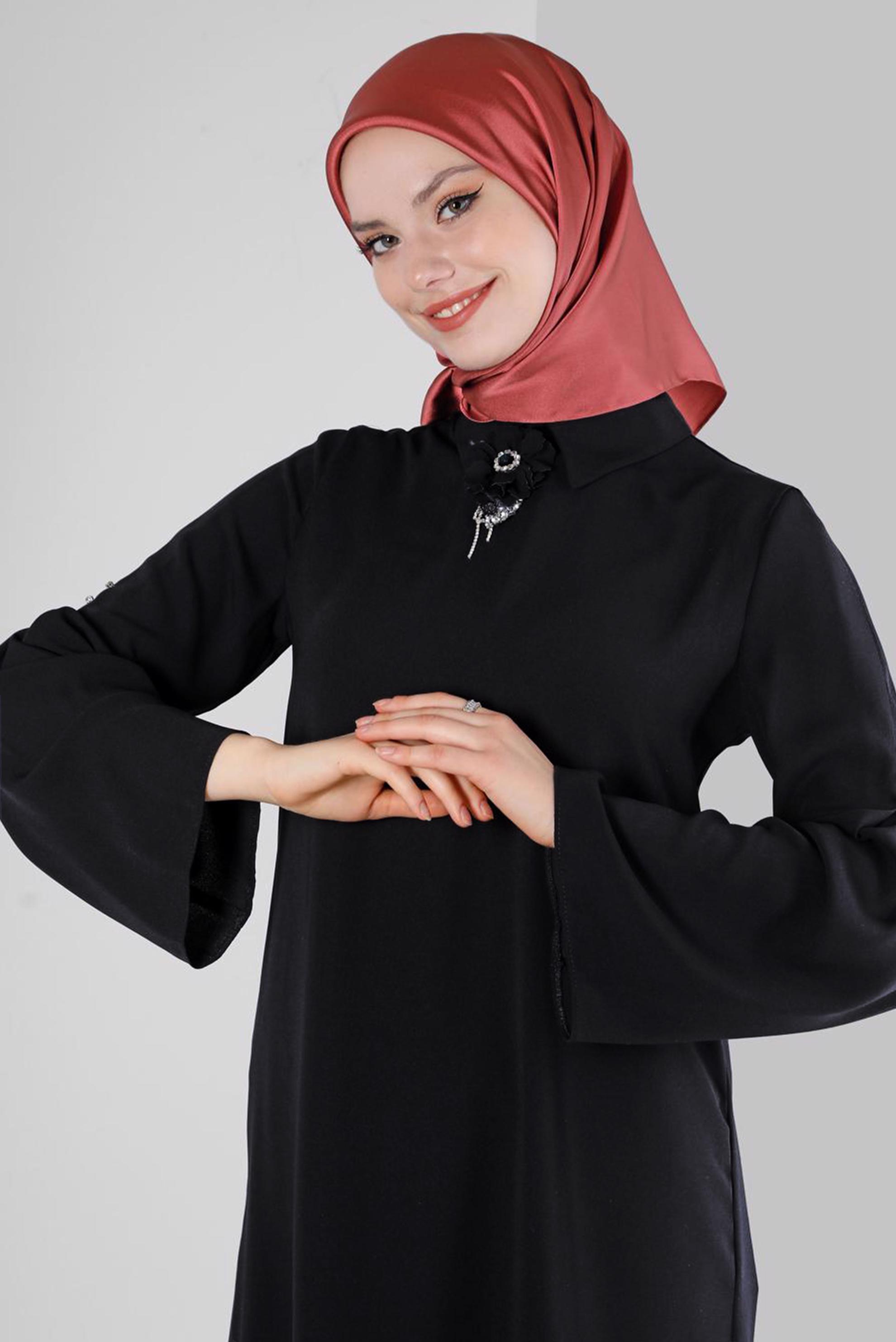 Vêtements hijab NOIR TUNIQUE À MANCHES SUSPENDUES AVEC ACCESSOIRE FLEUR 43503