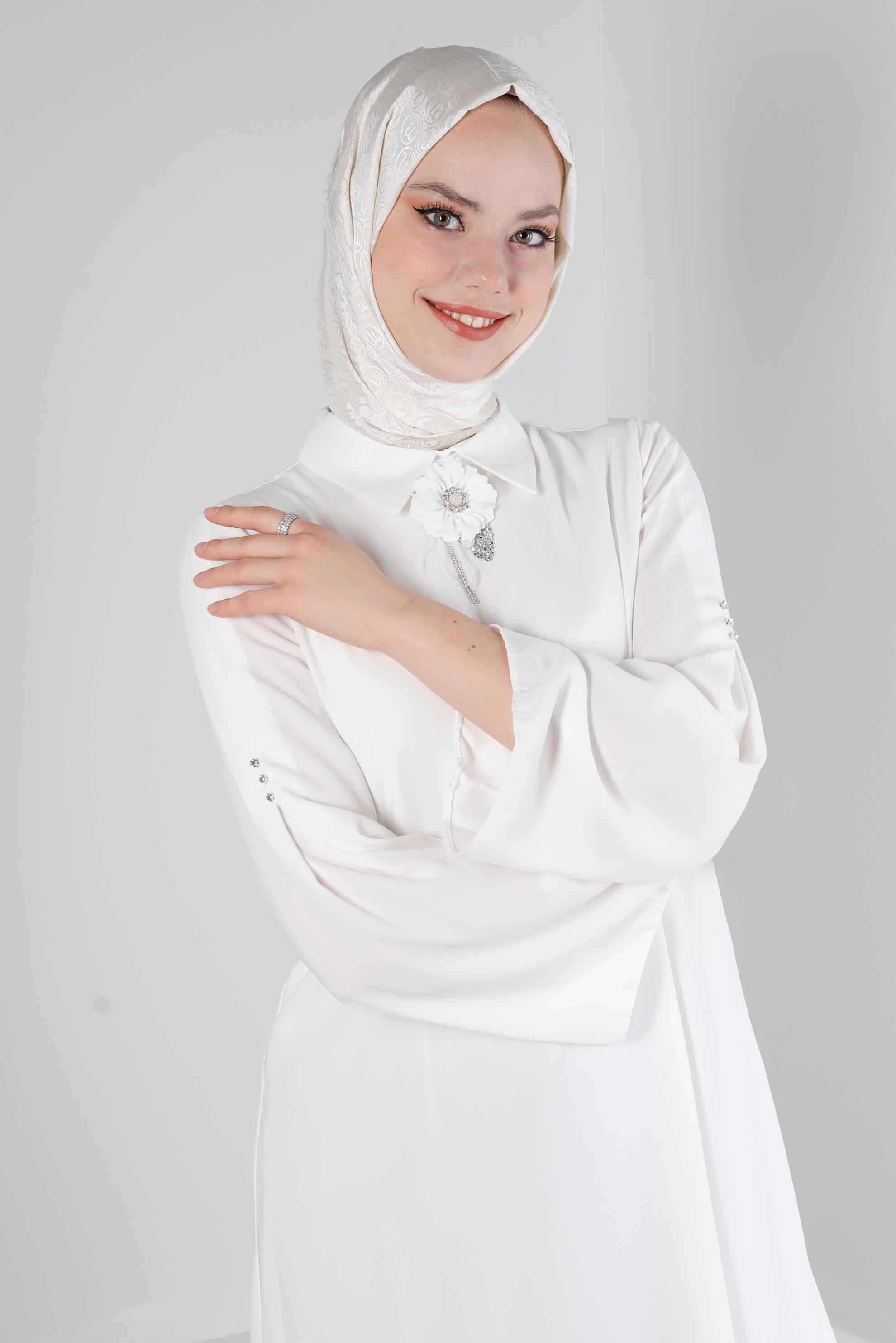 Tesettür giyim BEYAZ İSPANYOL KOL ÇİÇEK AKSESUARLI TUNİK 43503