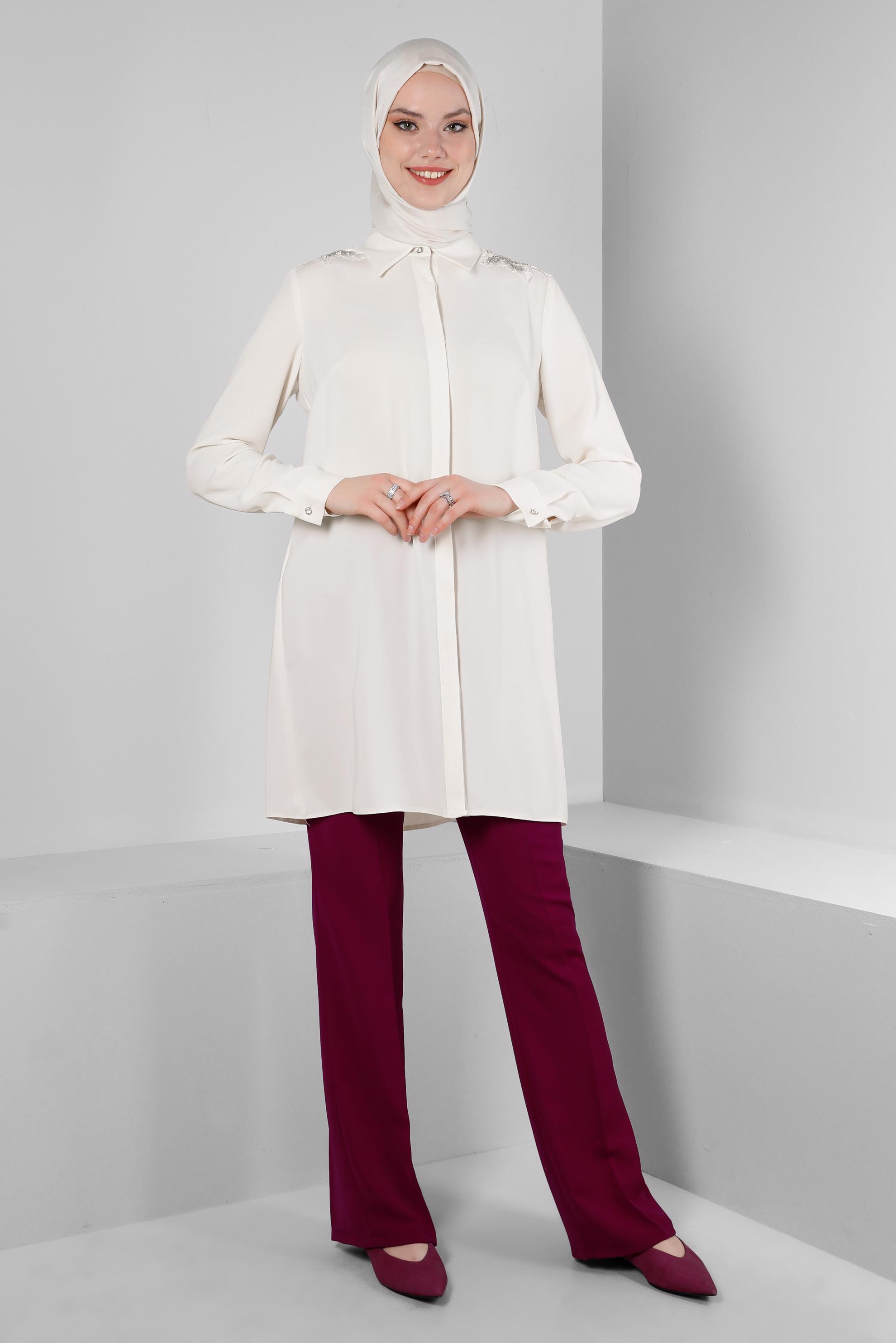 Tesettür giyim BEYAZ TAŞ İŞLEME DETAYLI GİZLİ DÜĞMELİ TUNİK 43504