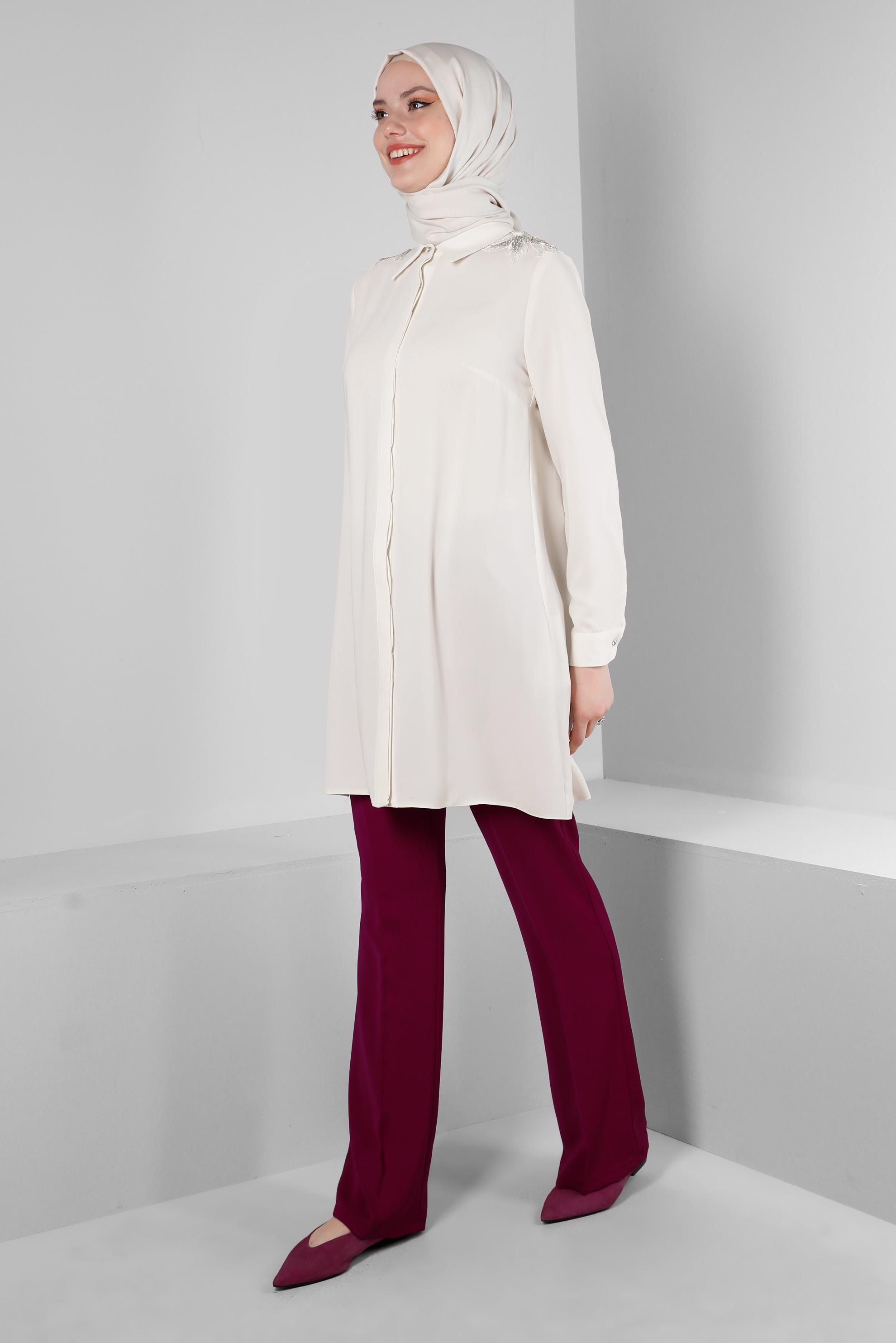 Tesettür giyim BEYAZ TAŞ İŞLEME DETAYLI GİZLİ DÜĞMELİ TUNİK 43504