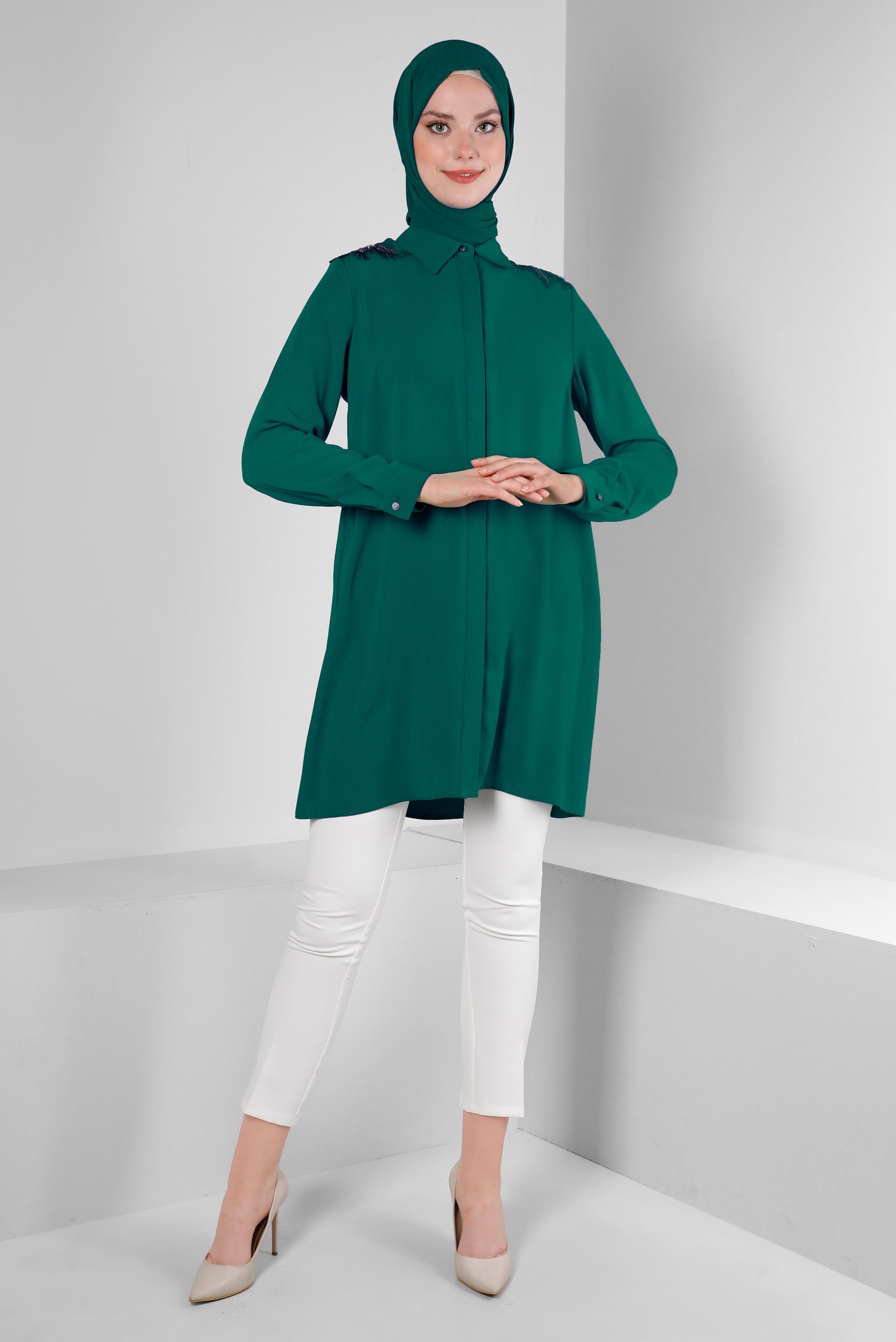 Tesettür giyim YEŞİL TAŞ İŞLEME DETAYLI GİZLİ DÜĞMELİ TUNİK 43504