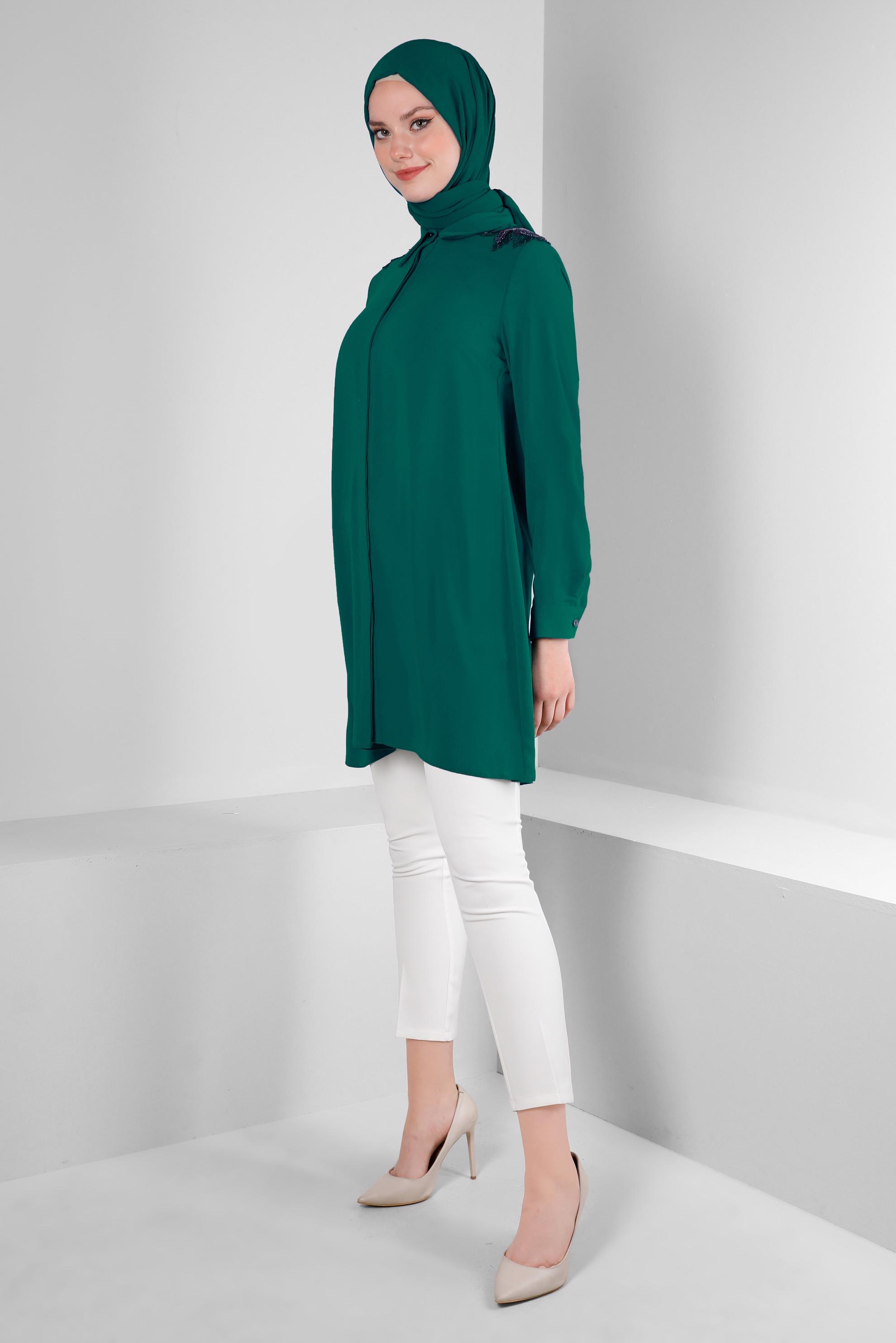 Tesettür giyim YEŞİL TAŞ İŞLEME DETAYLI GİZLİ DÜĞMELİ TUNİK 43504