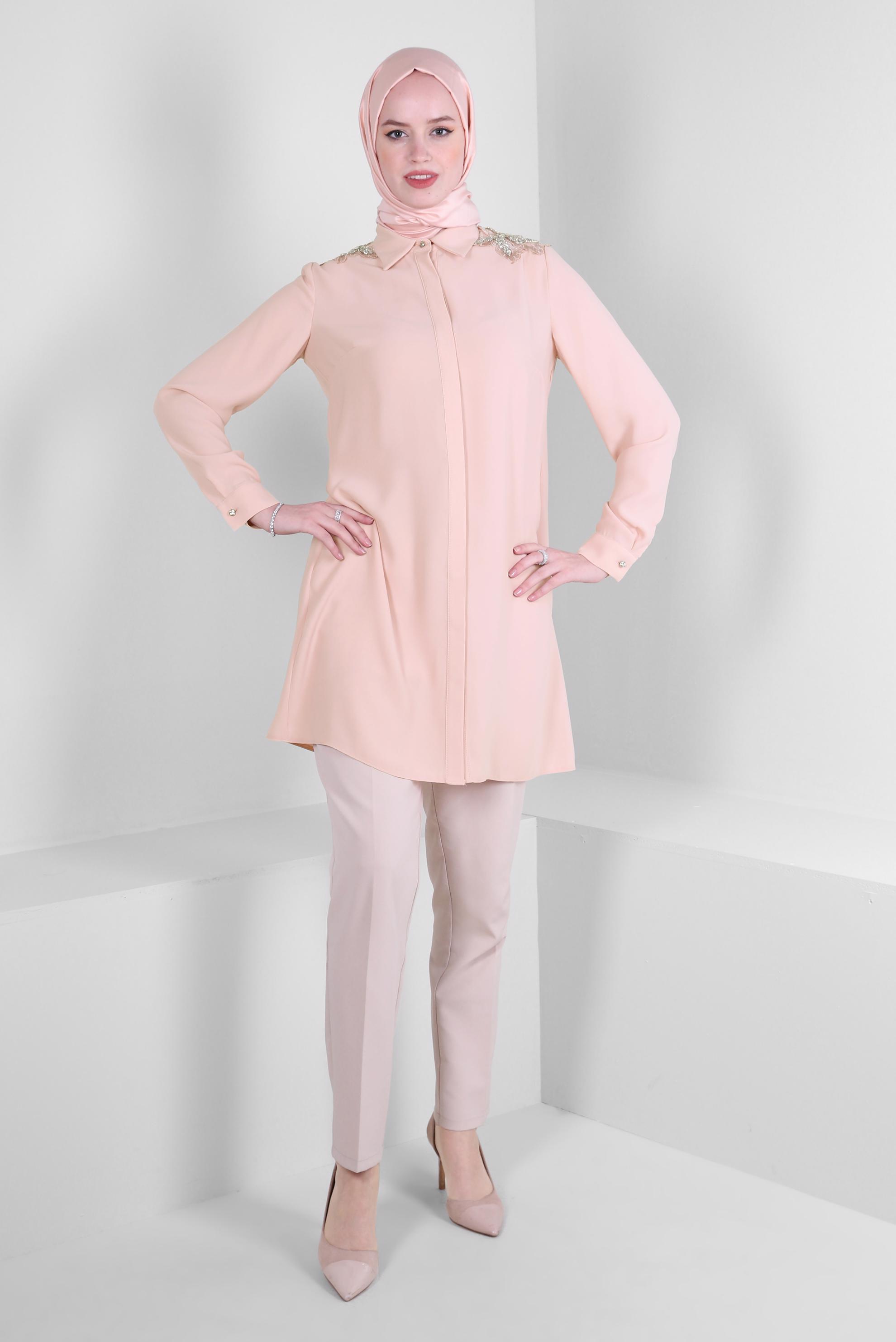 Tesettür giyim PUDRA TAŞ İŞLEME DETAYLI GİZLİ DÜĞMELİ TUNİK 43504
