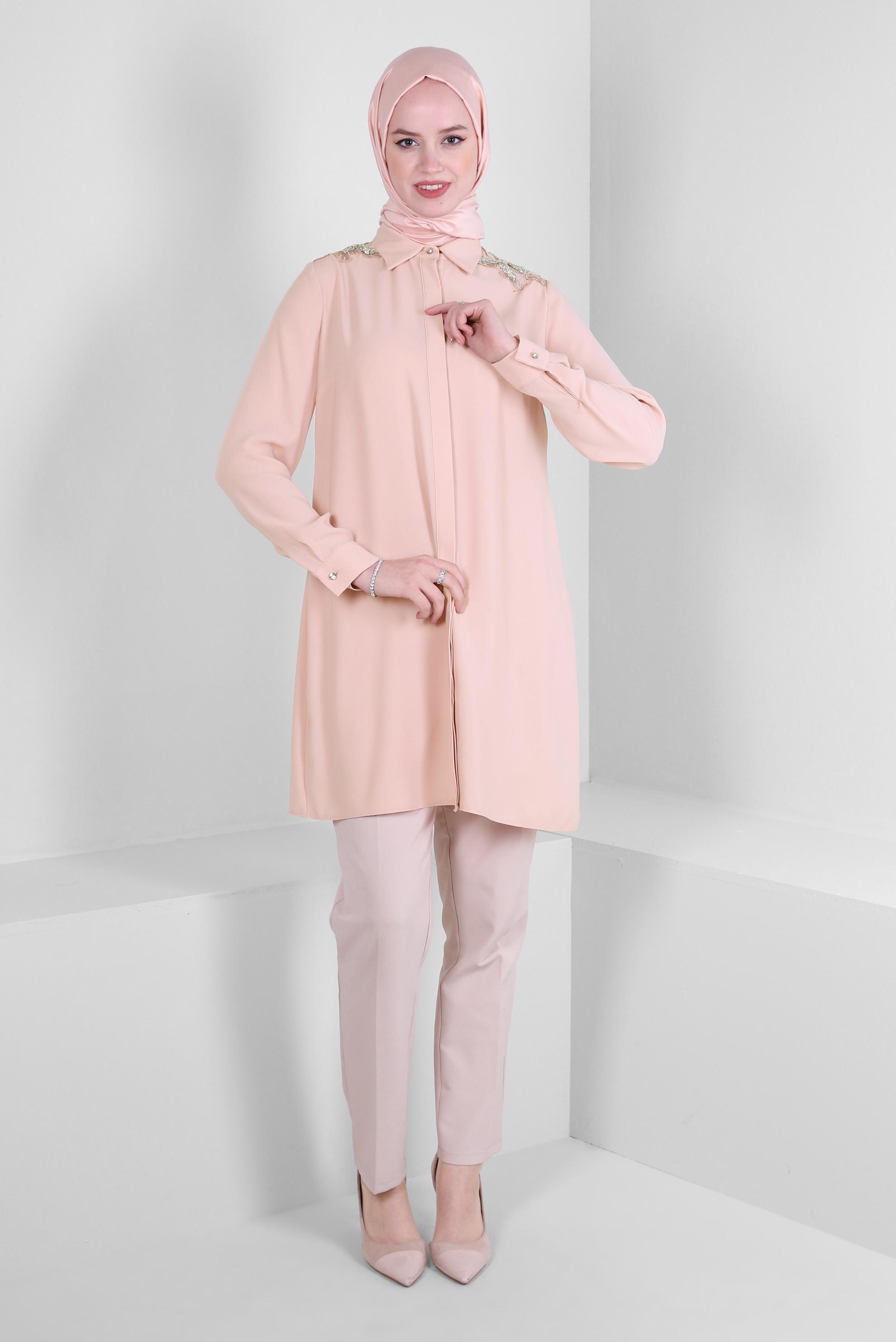 Tesettür giyim PUDRA TAŞ İŞLEME DETAYLI GİZLİ DÜĞMELİ TUNİK 43504