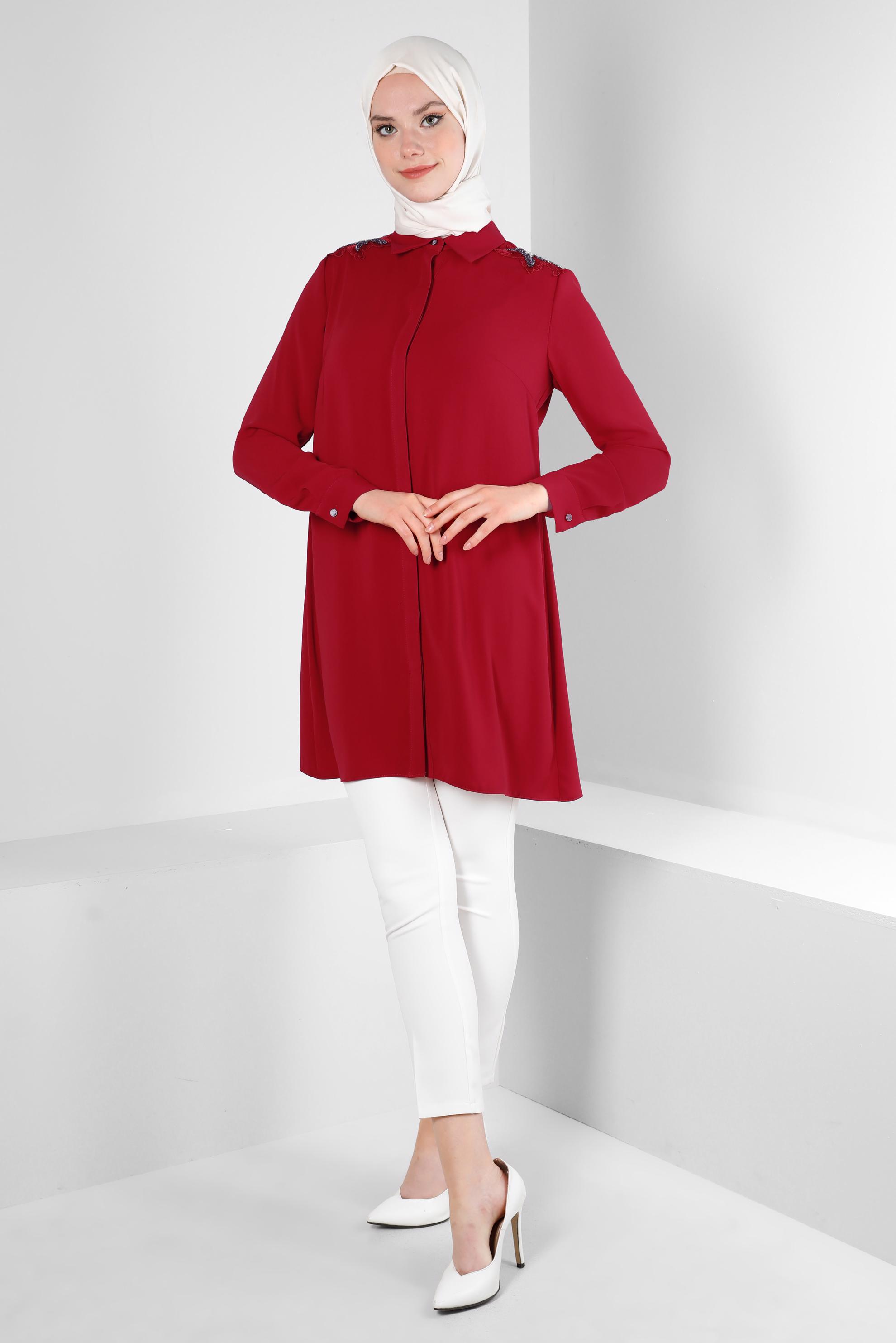 Tesettür giyim KIRMIZI TAŞ İŞLEME DETAYLI GİZLİ DÜĞMELİ TUNİK 43504