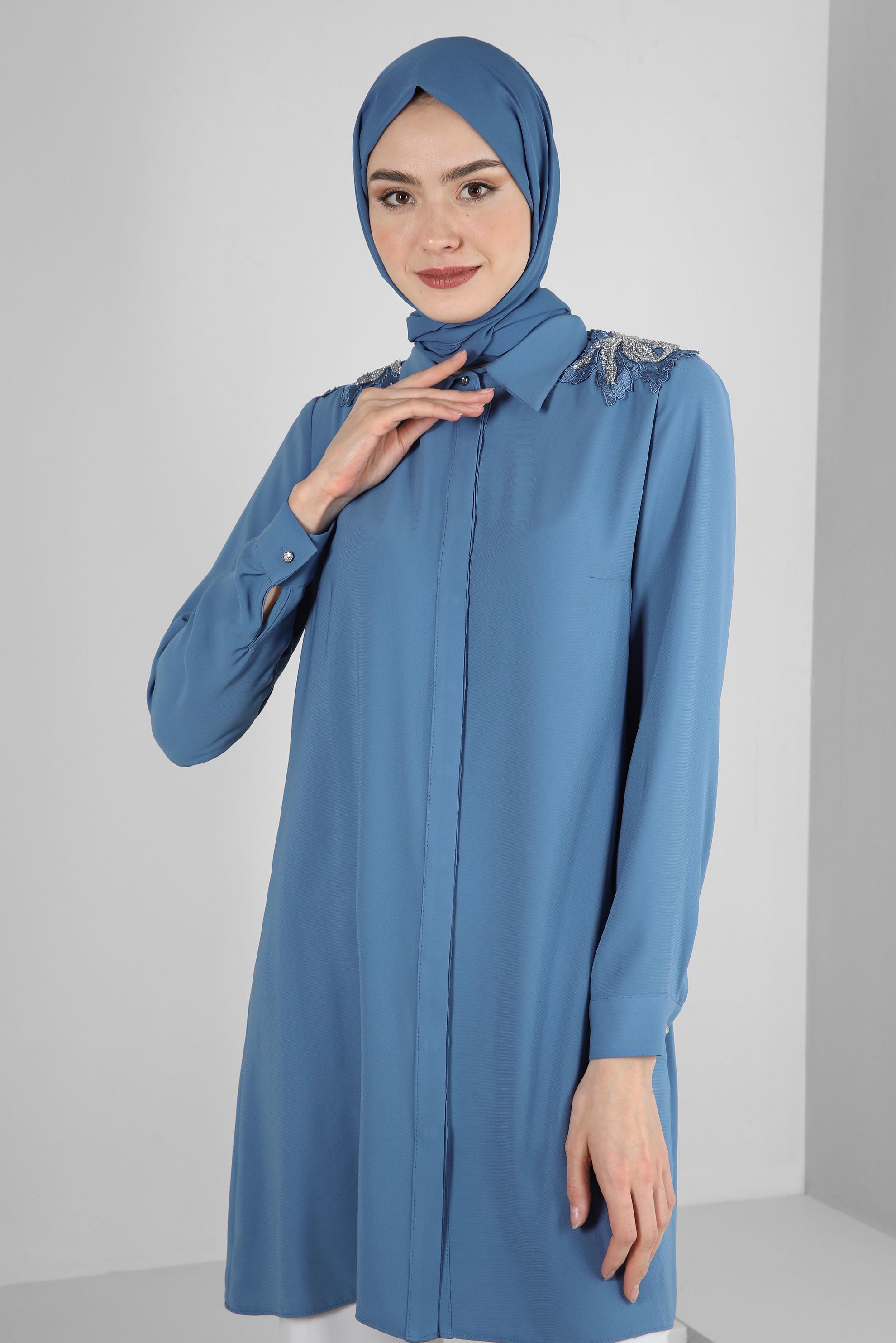 Tesettür giyim MAVİ TAŞ İŞLEME DETAYLI GİZLİ DÜĞMELİ TUNİK 43504