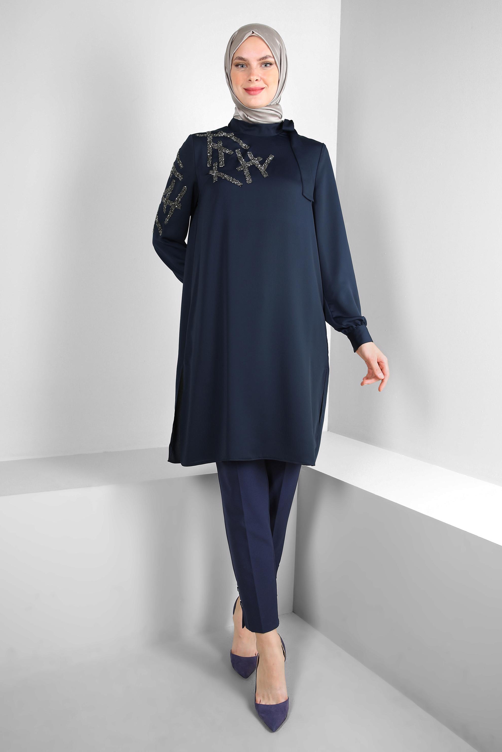 Tesettür giyim LACİVERT TAŞ BASKILI YAKASI BAĞLAMA DETAYLI TUNİK 43506
