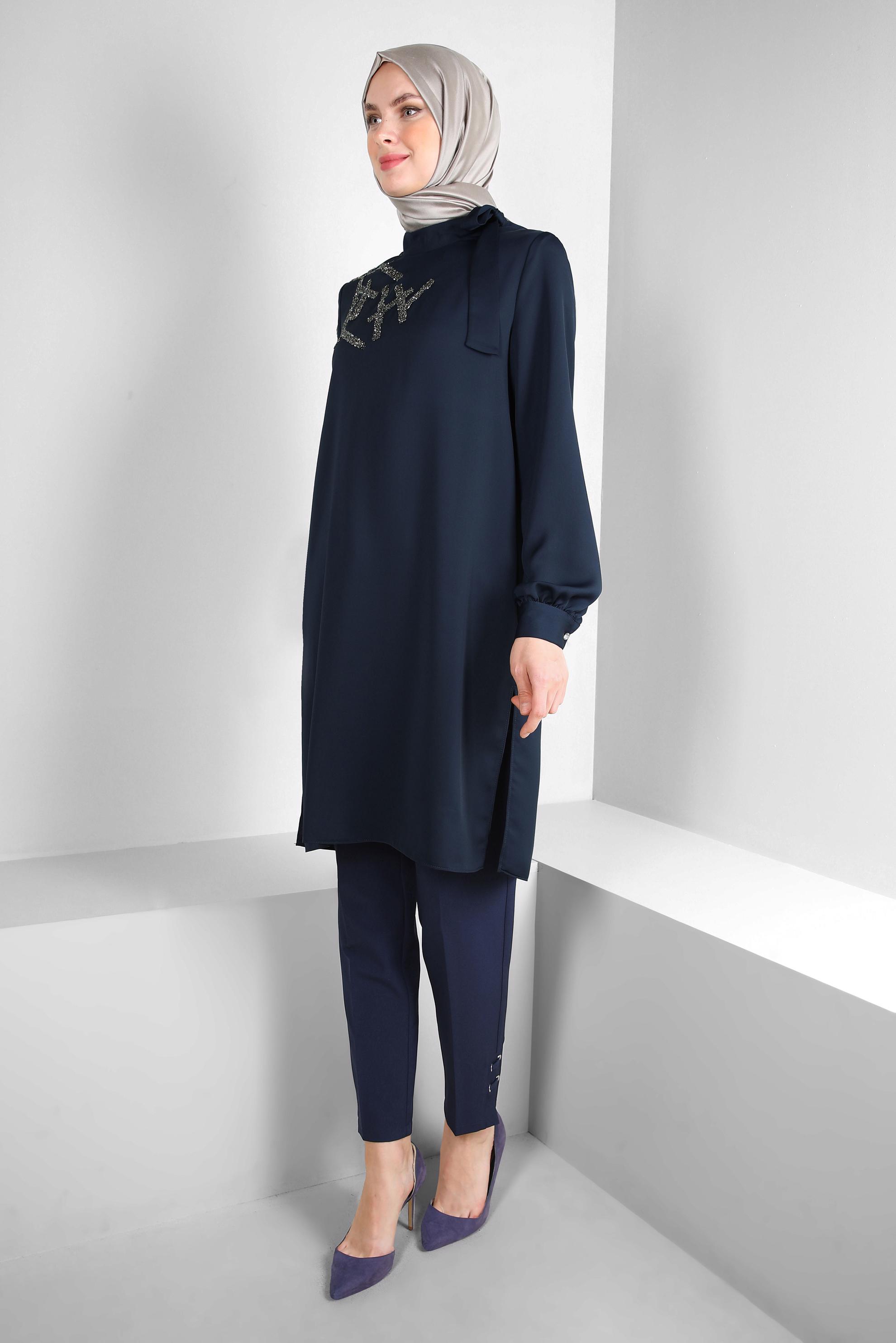 Tesettür giyim LACİVERT TAŞ BASKILI YAKASI BAĞLAMA DETAYLI TUNİK 43506