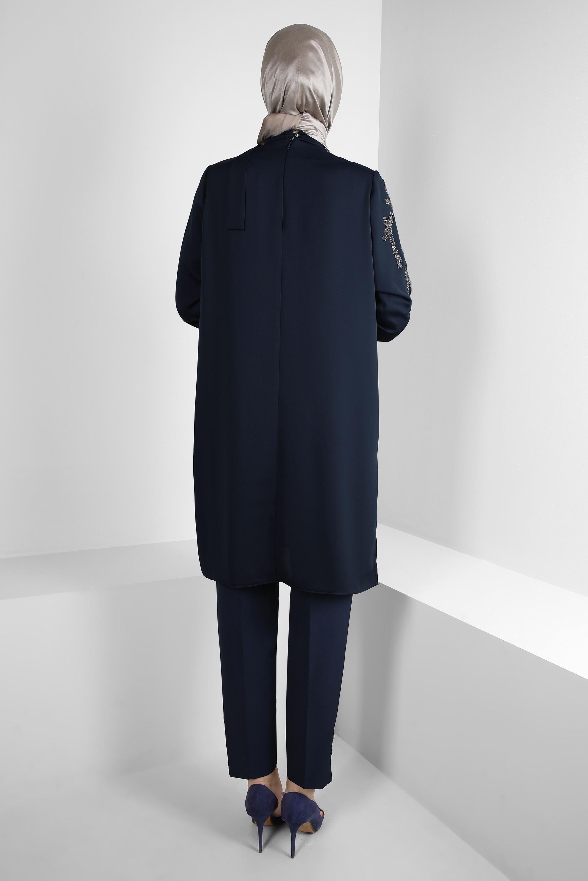 Tesettür giyim LACİVERT TAŞ BASKILI YAKASI BAĞLAMA DETAYLI TUNİK 43506