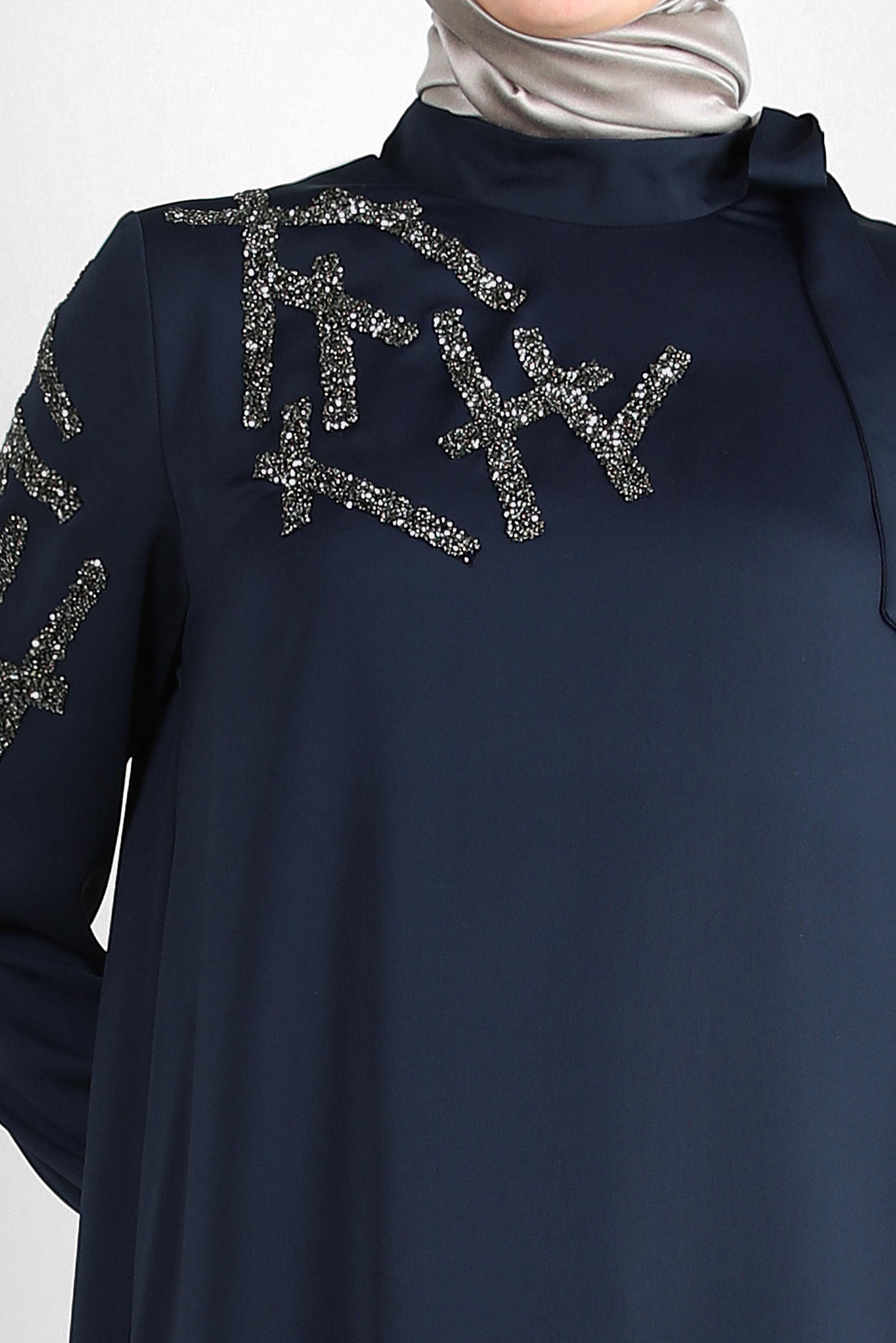 Tesettür giyim LACİVERT TAŞ BASKILI YAKASI BAĞLAMA DETAYLI TUNİK 43506