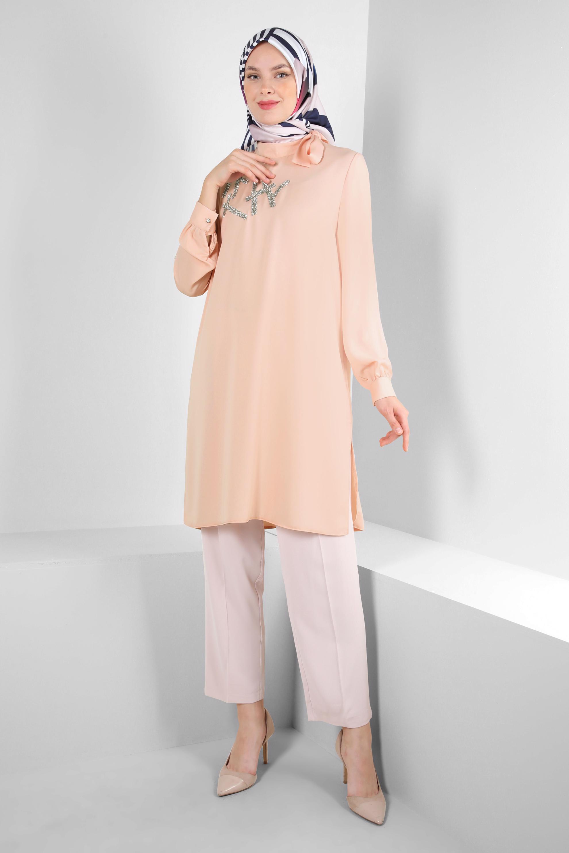 Tesettür giyim PUDRA TAŞ BASKILI YAKASI BAĞLAMA DETAYLI TUNİK 43506