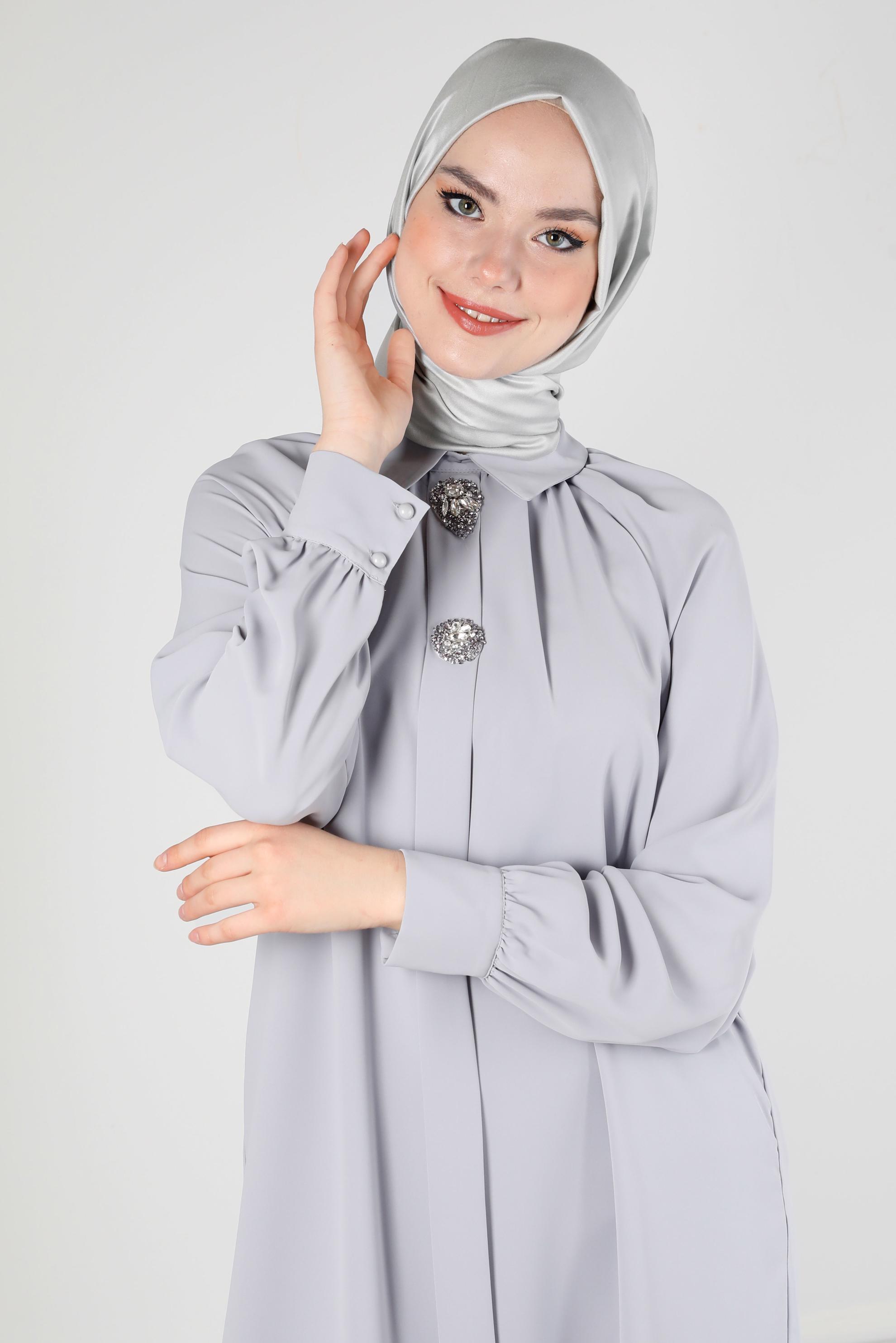 Tesettür giyim GRİ AKSESUAR DETAYLI GÖMLEK YAKA TUNİK 43507