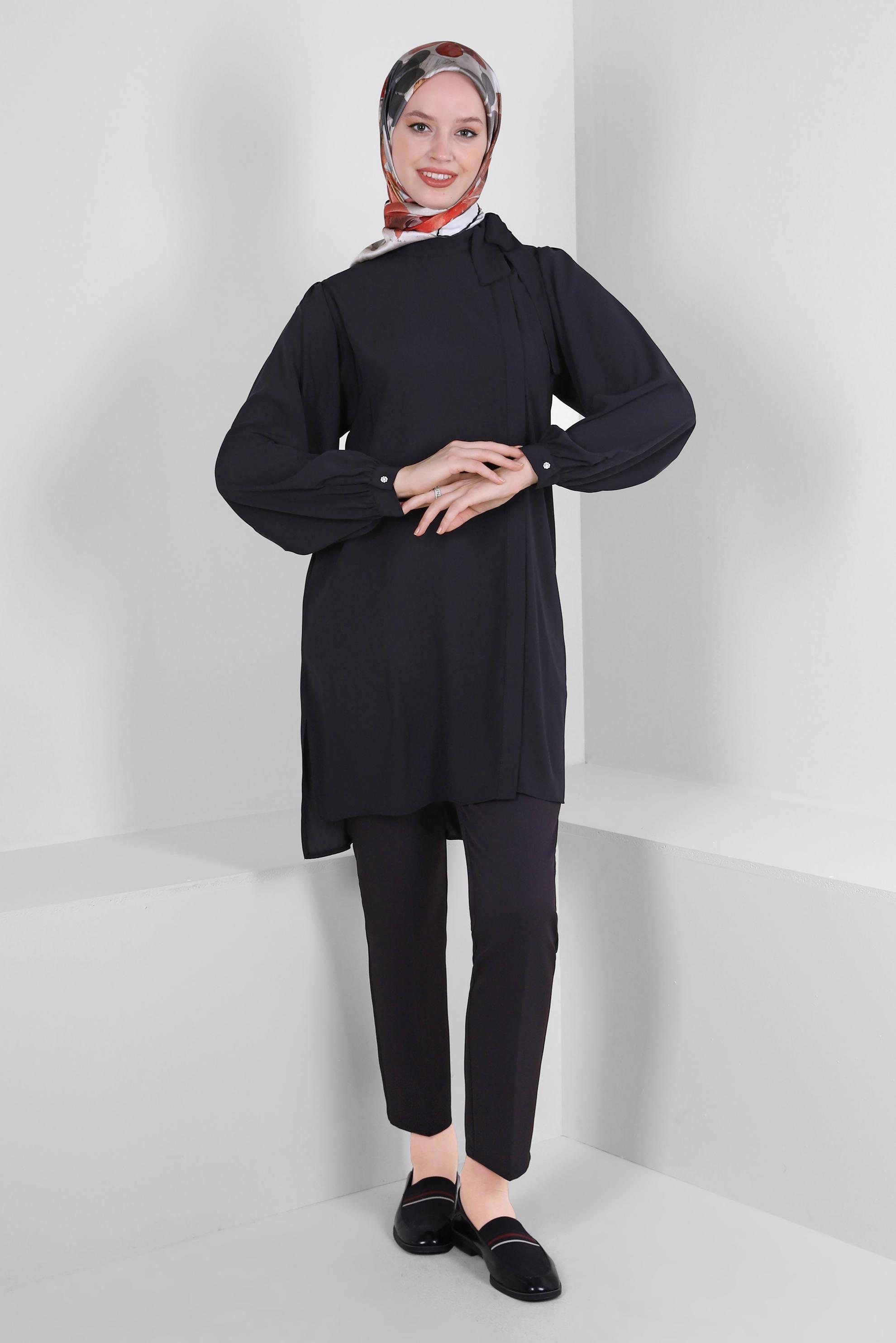 Tesettür giyim SİYAH YAKASI BAĞLAMA DETAYLI GİZLİ DÜĞMELİ TUNİK 43508