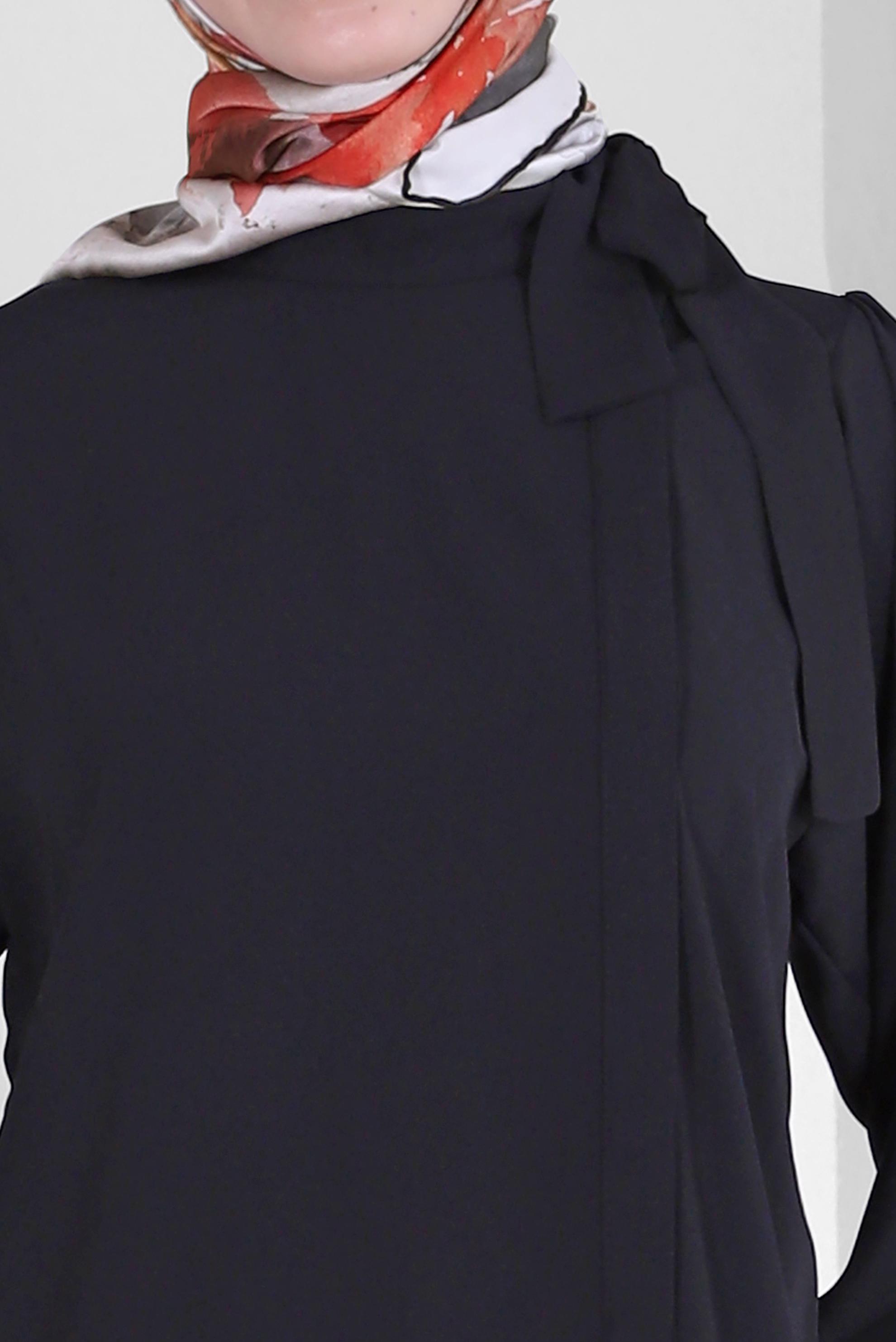 Tesettür giyim SİYAH YAKASI BAĞLAMA DETAYLI GİZLİ DÜĞMELİ TUNİK 43508