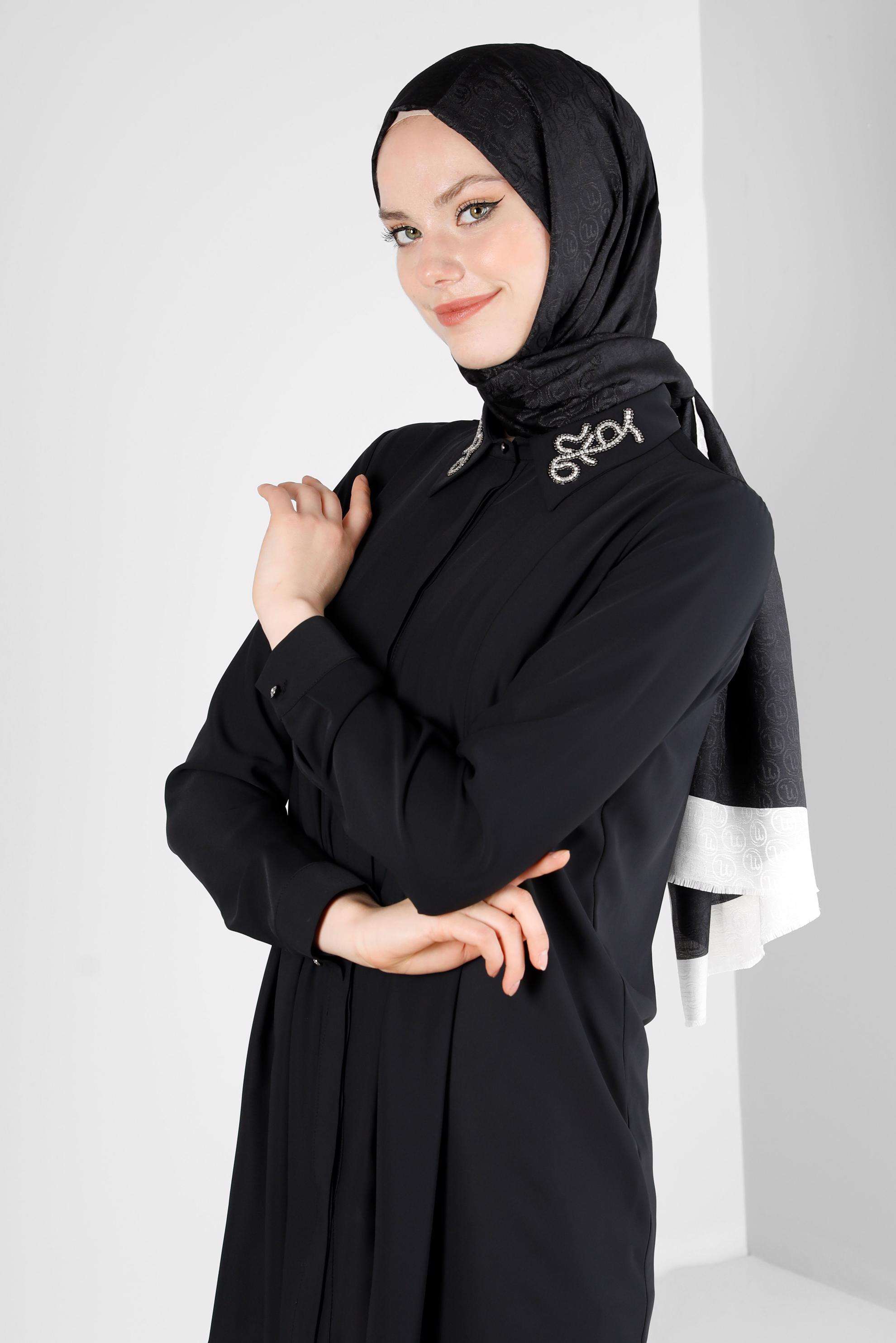 Tesettür giyim SİYAH YAKASI İŞLEMELİ PİLİSE DETAYLI TUNİK 43509