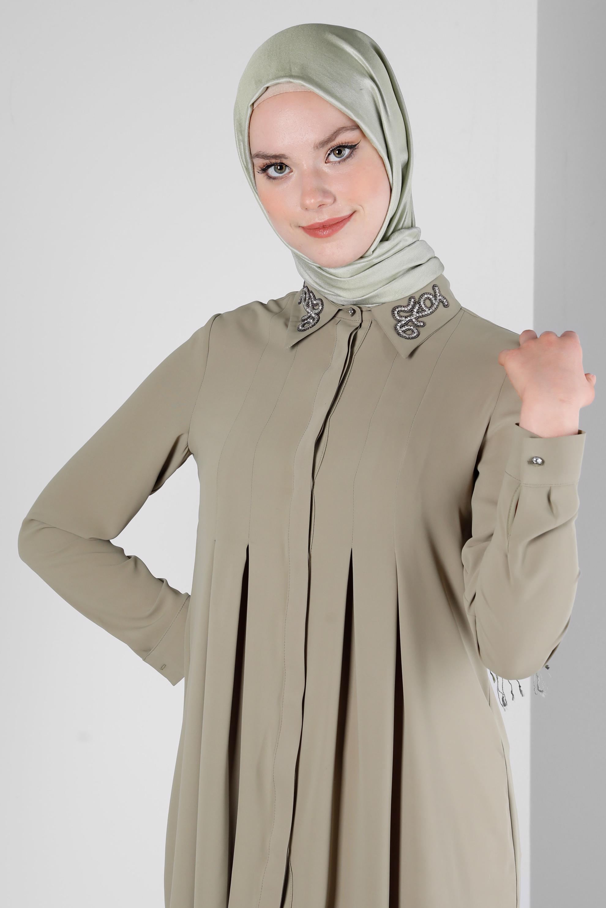 Tesettür giyim HAKİ YAKASI İŞLEMELİ PİLİSE DETAYLI TUNİK 43509