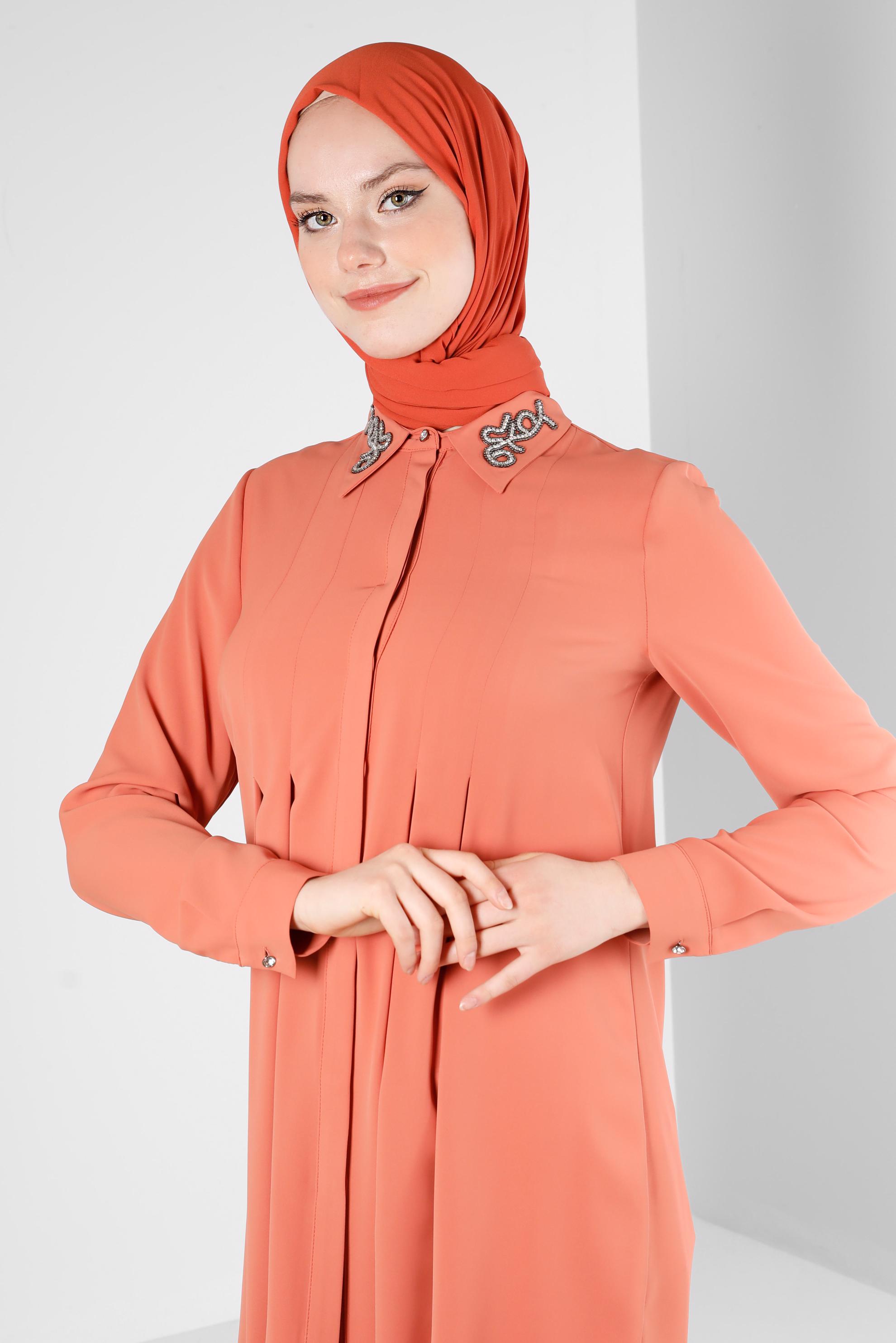 Tesettür giyim TABA YAKASI İŞLEMELİ PİLİSE DETAYLI TUNİK 43509