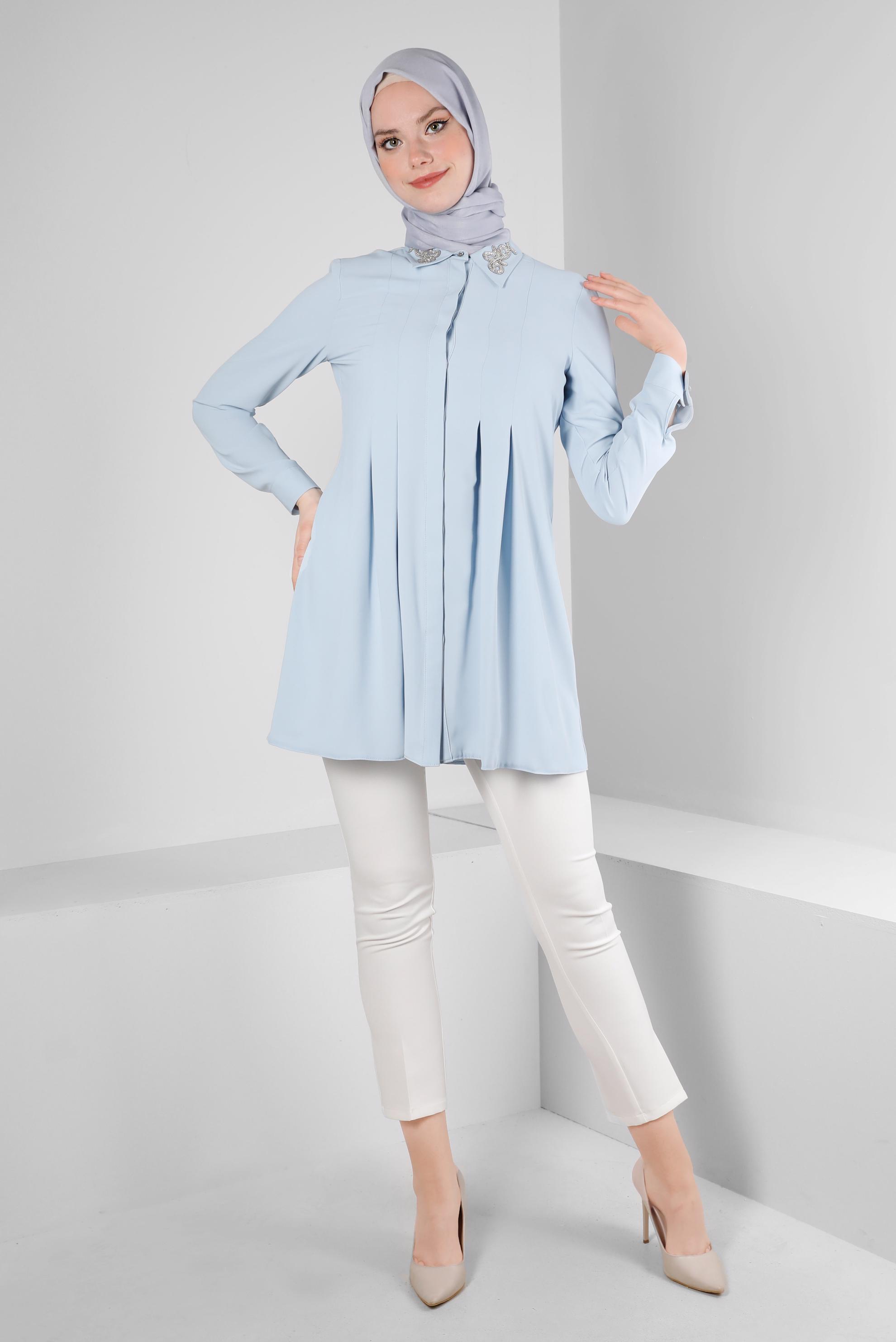 Tesettür giyim MAVİ YAKASI İŞLEMELİ PİLİSE DETAYLI TUNİK 43509