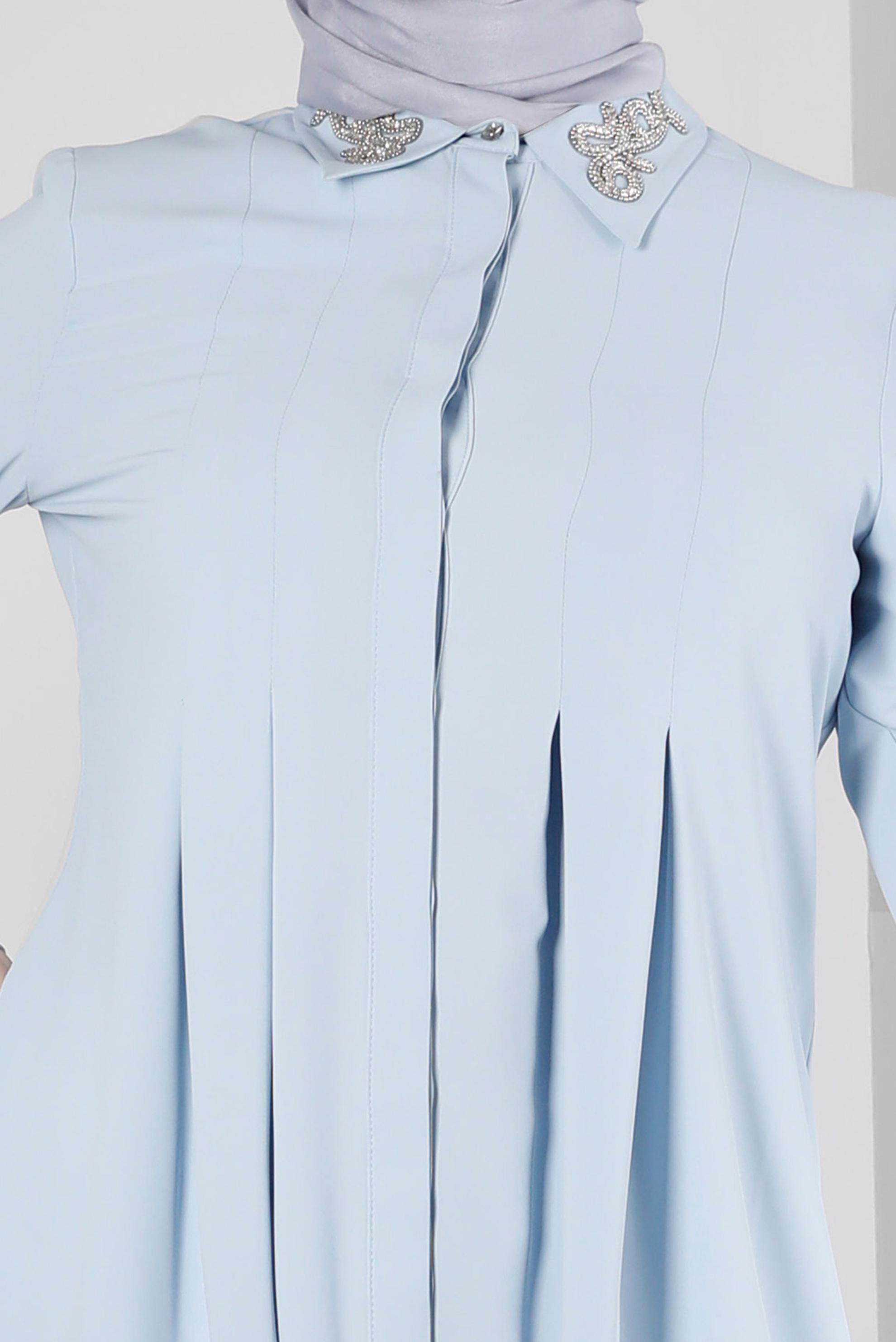 Tesettür giyim MAVİ YAKASI İŞLEMELİ PİLİSE DETAYLI TUNİK 43509